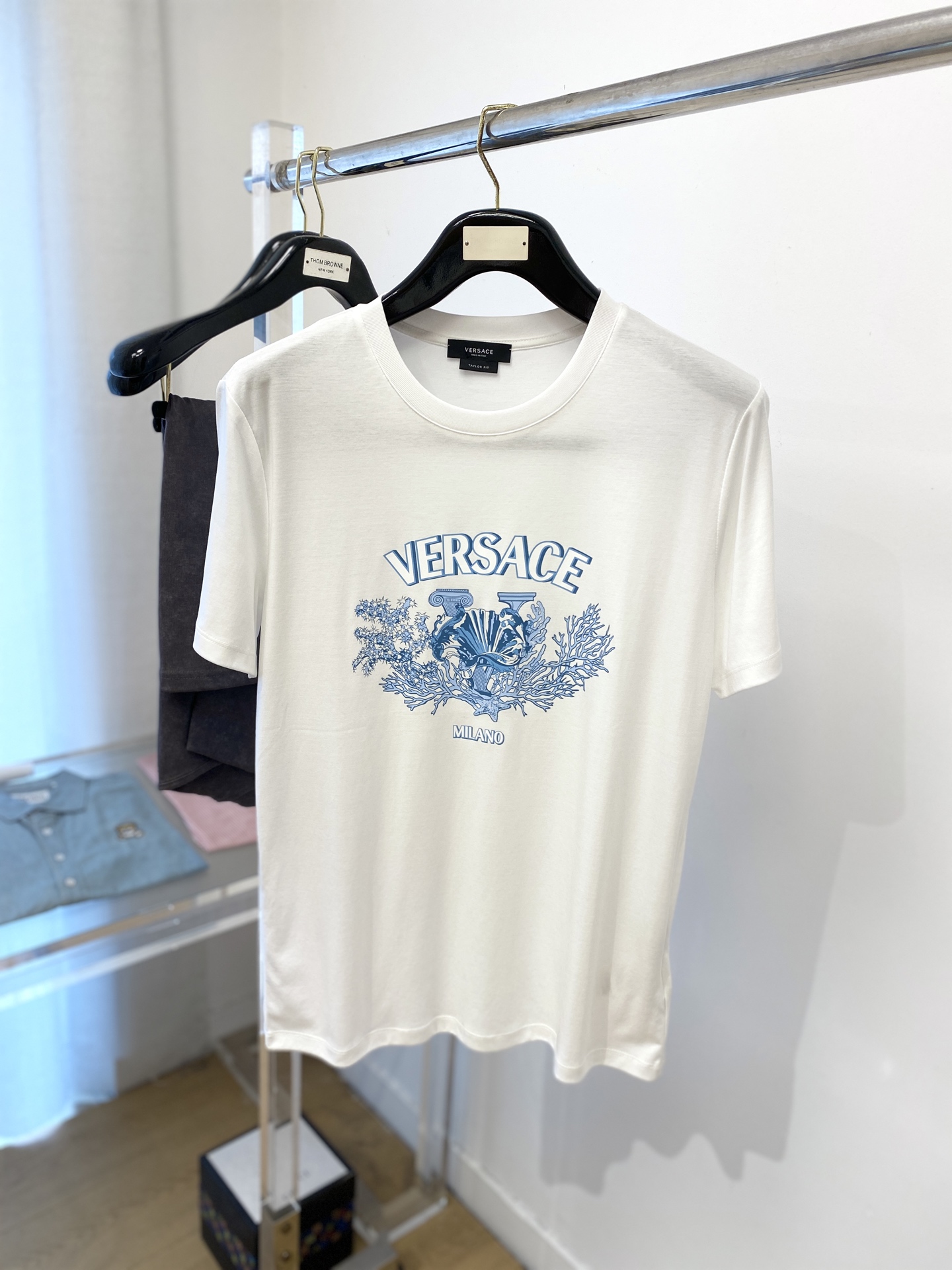 NO:415712,Versace, the latest short-sleeved T-shirt in 2025, handsome and fashionable, top-grade printed pattern letter logo on the chest, simple and versatile style. The fabric cotton is not only crisp, maintains the trendy silhouette, and is also comfortable to wear, and the yarn is more delicate, the number M-3XL, versace, T-shirt, tees, t-shirt, alexander wang19860909范思哲、2025最新款短袖T恤,帅气时尚,胸前顶级印花图案字母logo,简约百搭款.面料棉 不仅挺括,保持潮流的廓形,又穿着舒适,纱织更细腻,码数M-3XL,,versace,T-shirt,tees，t-shirt,alexander wang,Men's clothing