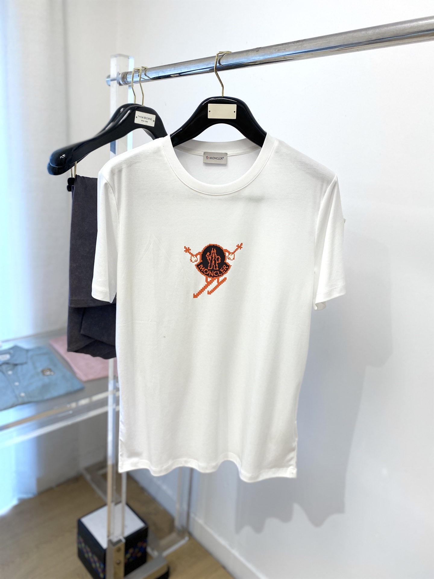 NO:415720,The latest short-sleeved T-shirt in 2025, handsome and fashionable, top-grade printed pattern letter logo on the chest, simple and versatile style. The fabric cotton is not only crisp, maintains the trendy silhouette, but also comfortable to wear, and the yarn is more delicate, the number M-3XL, Moncler, T-shirt,tees, t-shirt,alexander wang19860909蒙口、2025最新款短袖T恤,帅气时尚,胸前顶级印花图案字母logo,简约百搭款.面料棉 不仅挺括,保持潮流的廓形,又穿着舒适,纱织更细腻,码数M-3XL,,Moncler,T-shirt,tees，t-shirt,alexander wang,Men's clothing