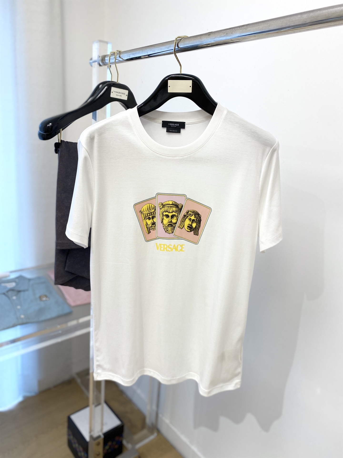 NO:414591,Versace, the latest short-sleeved T-shirt in 2025, handsome and fashionable, top-grade printed pattern letter logo on the chest, simple and versatile style. The fabric cotton is not only crisp, maintains the trendy silhouette, and is also comfortable to wear, and the yarn is more delicate, the number M-3XL, versace, T-shirt, tees, t-shirt, alexander wang19860909范思哲、2025最新款短袖T恤,帅气时尚,胸前顶级印花图案字母logo,简约百搭款.面料棉 不仅挺括,保持潮流的廓形,又穿着舒适,纱织更细腻,码数M-3XL,,versace,T-shirt,tees，t-shirt,alexander wang,Men's clothing