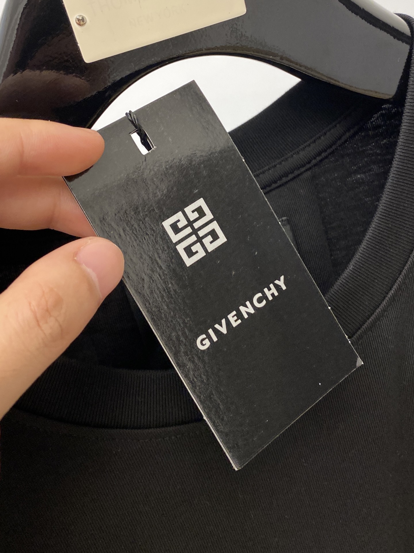 纪梵希、2025新品短袖T恤，帅气时尚，胸前精致刺绣图案字母logo，简约百搭款。面料棉 不仅挺括，保持