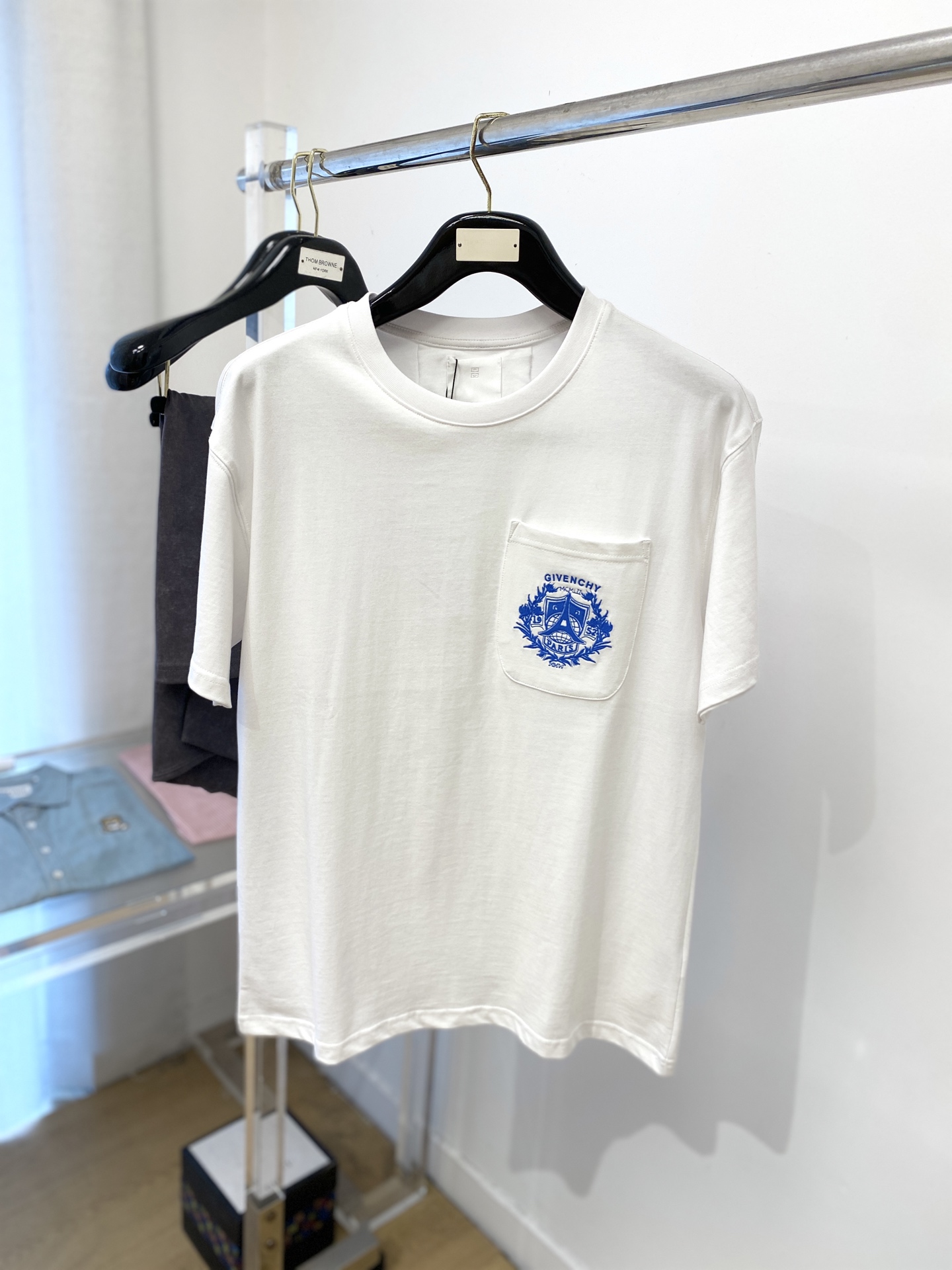 NO:415665,Givenchy, 2025 new short-sleeved T-shirt, handsome and fashionable, exquisite embroidered pattern letter logo on the chest, simple and versatile style. Fabric cotton is not only crisp, maintains a fashionable silhouette, but also comfortable to wear, and the yarn is more delicate, the number M-3XL, given, T-shirt, tees, t-shirt, alexander wang19860909纪梵希、2025新品短袖T恤,帅气时尚,胸前精致刺绣图案字母logo,简约百搭款.面料棉 不仅挺括,保持潮流的廓形,又穿着舒适,纱织更细腻,码数M-3XL,,givenchy,T-shirt,tees，t-shirt,alexander wang,Men's clothing