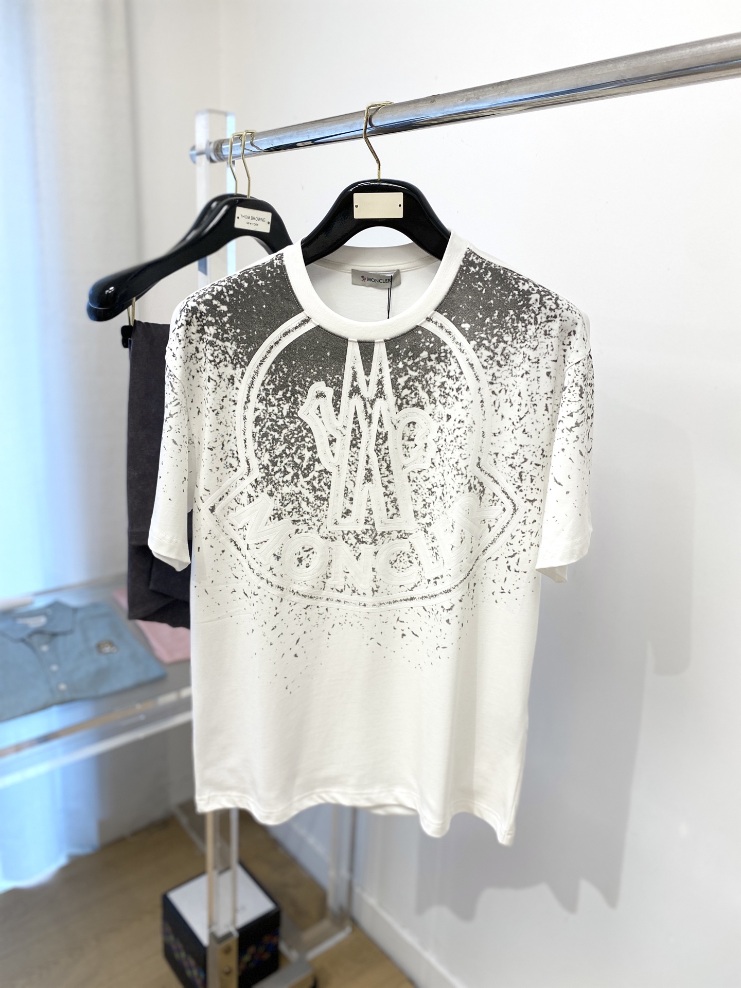 NO:415605,The masked mouth, 2025 new short-sleeved T-shirt, handsome and fashionable, top-grade printed pattern letter logo on the chest, simple and versatile style. The fabric cotton is not only crisp, maintains the trendy silhouette, but also comfortable to wear, and the yarn is more delicate, S-XXL, Moncler, T-shirt, tees, t-shirt, alexander wang19860909蒙口、2025新品短袖T恤,帅气时尚,胸口顶级印花图案字母logo,简约百搭款.面料棉 不仅挺括,保持潮流的廓形,又穿着舒适,纱织更细腻,码数S-XXL,,Moncler,T-shirt,tees，t-shirt,alexander wang,Men's clothing