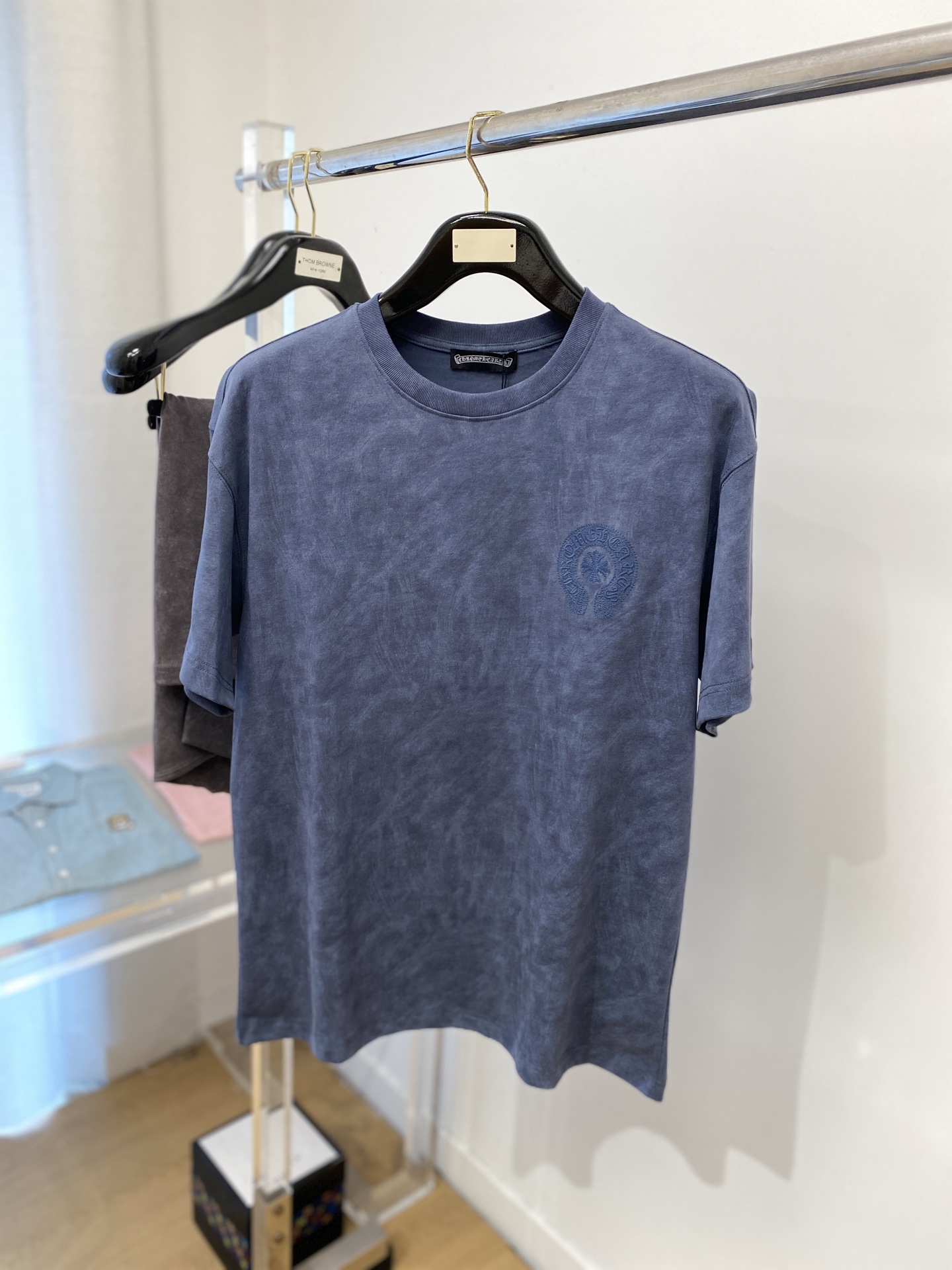 NO:415621,Croxin, 2025 new short-sleeved T-shirt, handsome and fashionable, exquisite embroidered pattern letter logo on the chest, simple and versatile style. Fabric cotton is not only crisp, maintains a fashionable silhouette, but also comfortable to wear, and the yarn is more delicate, the number M-3XL, chrome hearts, T-shirt, tees, t-shirt, alexander wang19860909克罗心、2025新品短袖T恤,帅气时尚,胸前精致刺绣图案字母logo,简约百搭款.面料棉 不仅挺括,保持潮流的廓形,又穿着舒适,纱织更细腻,码数M-3XL,,chrome hearts,T-shirt,tees，t-shirt,alexander wang,Men's clothing