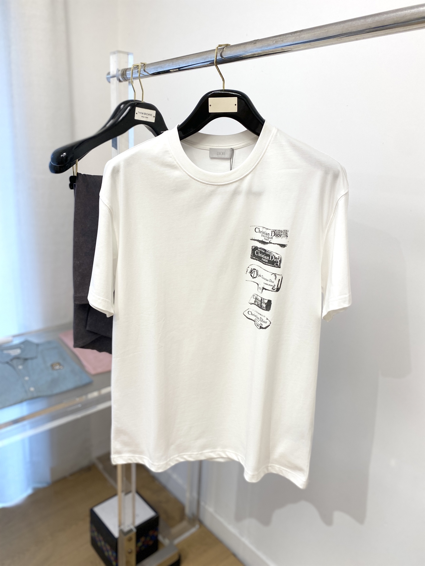 NO:415627,Dior, 2025 new short-sleeved T-shirt, handsome and fashionable, top printed letter logo on the chest, simple and versatile style. Fabric cotton is not only crisp, maintains the trendy silhouette, but also comfortable to wear, and the yarn is more delicate, S-XXL,,dior, T-shirt,tees, t-shirt,alexander wang19860909迪奥、2025新品短袖T恤,帅气时尚,胸前顶级印花字母logo,简约百搭款.面料棉 不仅挺括,保持潮流的廓形,又穿着舒适,纱织更细腻,码数S-XXL,,dior,T-shirt,tees，t-shirt,alexander wang,Men's clothing