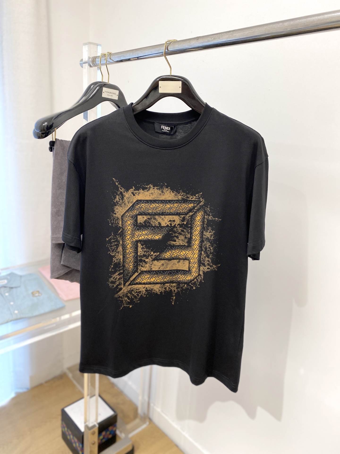 芬迪、2025新品短袖T恤，帅气时尚，胸前顶级印花字母logo，简约百搭款。面料棉 不仅挺括，保持潮流的