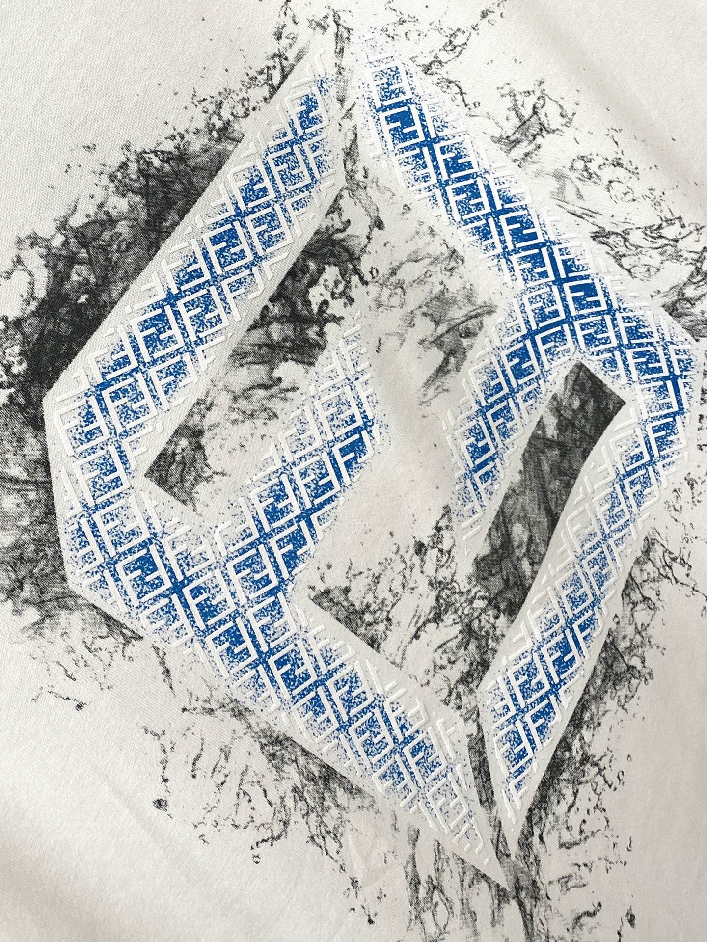 芬迪、2025新品短袖T恤，帅气时尚，胸前顶级印花字母logo，简约百搭款。面料棉 不仅挺括，保持潮流的