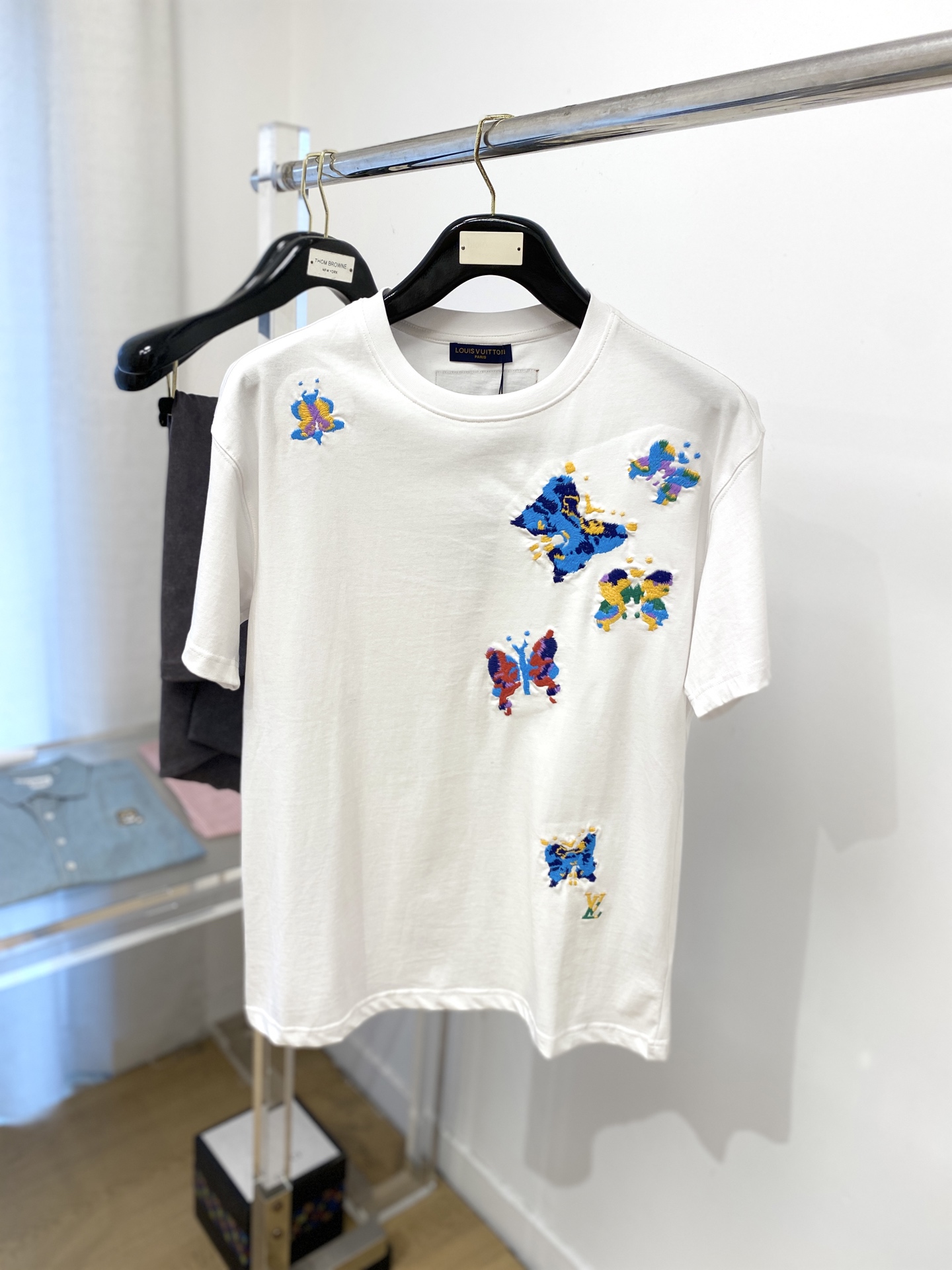 NO:411159,Louis Vuitton, 2025 new short-sleeved T-shirt, handsome and fashionable, exquisite embroidered pattern logo on the chest, simple and versatile style. Fabric cotton is not only crisp, maintains the trendy silhouette, and is comfortable to wear, and the yarn is more delicate, S-XXL,,louis vuitton, T-shirt,tees, t-shirt,alexander wang19860909路易威登、2025新品短袖T恤,帅气时尚,胸前精致刺绣图案logo,简约百搭款.面料棉 不仅挺括,保持潮流的廓形,又穿着舒适,纱织更细腻,码数S-XXL,,louis vuitton,T-shirt,tees，t-shirt,alexander wang,Men's clothing
