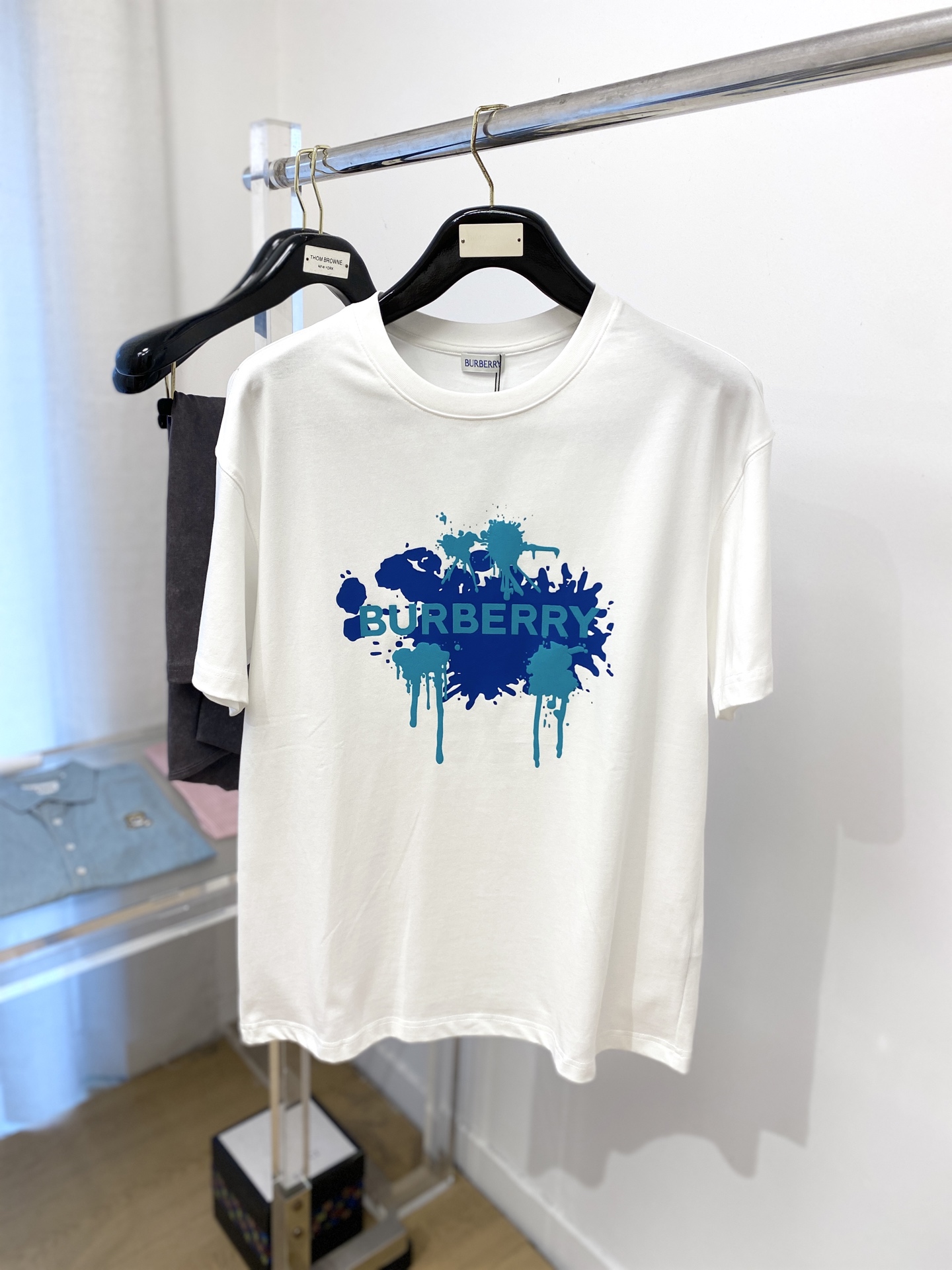 NO:415735,Burberry, 2025 new short-sleeved T-shirt, handsome and fashionable, top-grade printed pattern letter logo on the chest, simple and versatile style. Fabric cotton is not only crisp, maintains a fashionable silhouette, but also comfortable to wear, and the yarn is more delicate, S-XXL, burberry, T-shirt, tees, t-shirt, alexander wang19860909巴宝莉、2025新品短袖T恤,帅气时尚,胸前顶级印花图案字母logo,简约百搭款.面料棉 不仅挺括,保持潮流的廓形,又穿着舒适,纱织更细腻,码数S-XXL,,burberry,T-shirt,tees，t-shirt,alexander wang,Men's clothing