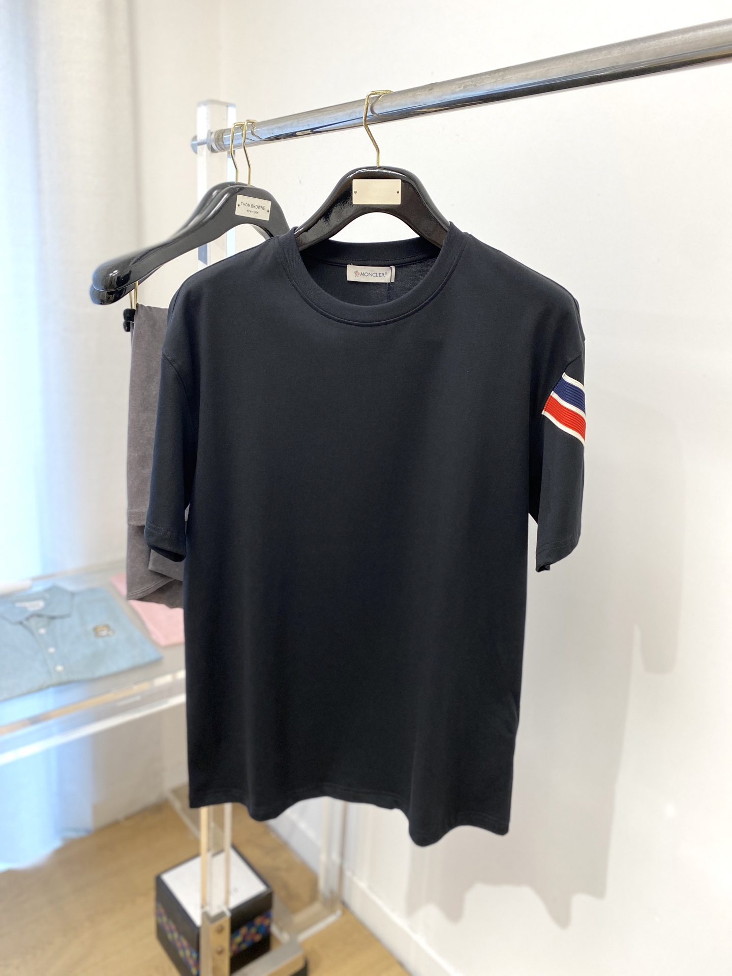 NO:415742,The masked mouth, 2025 new short-sleeved T-shirt, handsome and fashionable, cuff embroidered decorative pattern logo, simple and versatile style. The fabric cotton is not only crisp, maintains the trendy silhouette, but also comfortable to wear, and the yarn is more delicate, S-XXL, Moncler, T-shirt, tees, t-shirt, alexander wang19860909蒙口、2025新品短袖T恤,帅气时尚,袖口刺绣装饰图案logo,简约百搭款.面料棉 不仅挺括,保持潮流的廓形,又穿着舒适,纱织更细腻,码数S-XXL,,Moncler,T-shirt,tees，t-shirt,alexander wang,Men's clothing