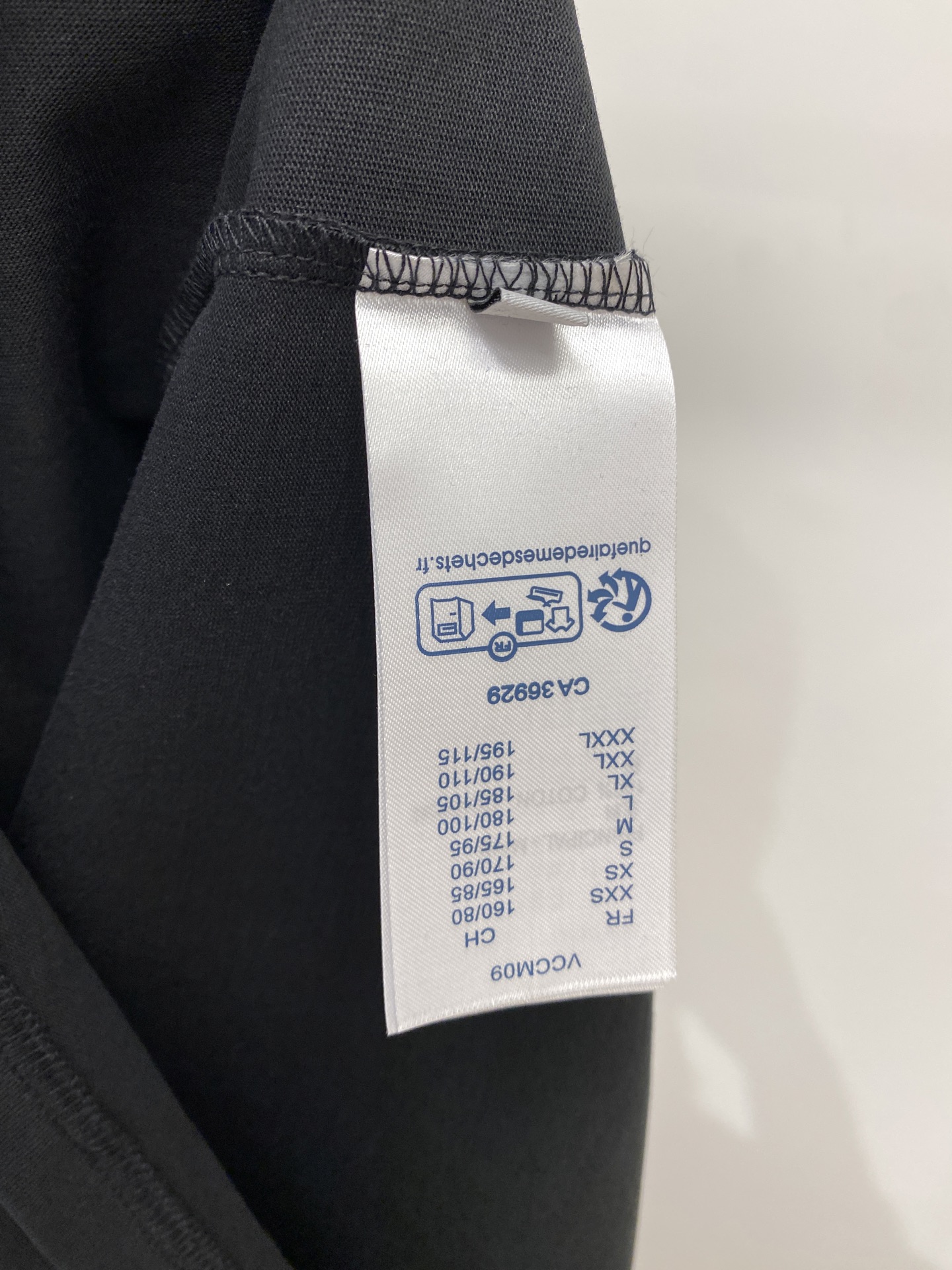 路易威登、2025新品短袖T恤，帅气时尚，胸口精致刺绣图案字母logo，简约百搭款。面料棉 不仅挺括，保