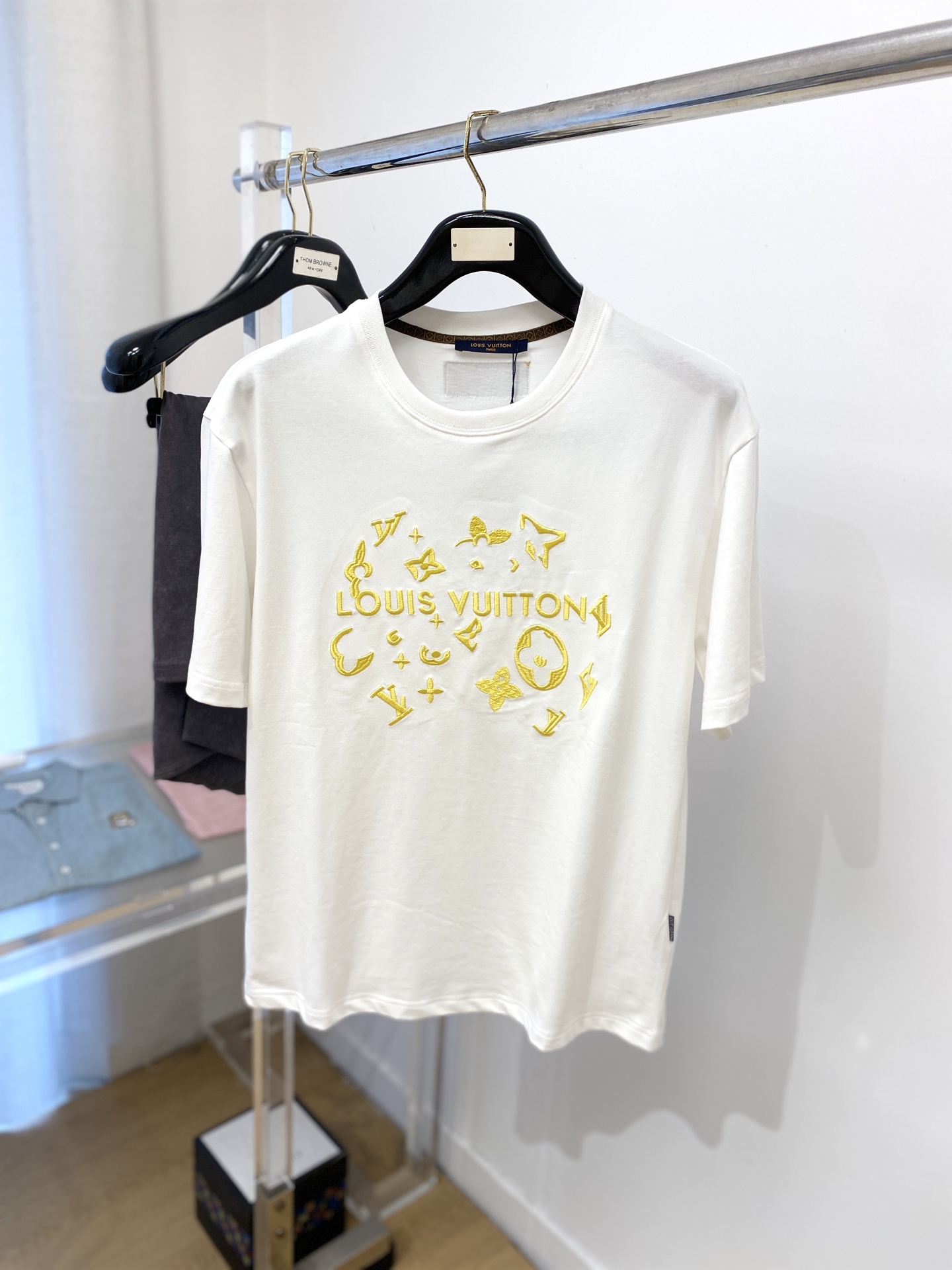 NO:414599,Louis Vuitton, 2025 new short-sleeved T-shirt, handsome and fashionable, exquisite embroidered pattern letter logo on the chest, simple and versatile style. Fabric cotton is not only crisp, maintains the trendy silhouette, and is comfortable to wear, and the yarn is more delicate, the number M-3XL, louis vuitton, T-shirt, tees, t-shirt, alexander wang19860909路易威登、2025新品短袖T恤,帅气时尚,胸口精致刺绣图案字母logo,简约百搭款.面料棉 不仅挺括,保持潮流的廓形,又穿着舒适,纱织更细腻,码数M-3XL,,louis vuitton,T-shirt,tees，t-shirt,alexander wang,Men's clothing