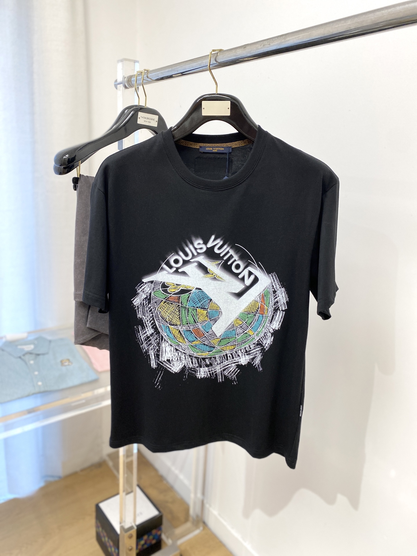 NO:414606,Louis Vuitton, 2025 new short-sleeved T-shirt, handsome and fashionable, top-grade printed pattern letter logo on the chest, simple and versatile style. Fabric cotton is not only crisp, maintains a fashionable silhouette, and is comfortable to wear, and the yarn is more delicate, the number M-3XL, louis vuitton, T-shirt,tees, t-shirt,alexander wang19860909路易威登、2025新品短袖T恤,帅气时尚,胸口顶级印花图案字母logo,简约百搭款.面料棉 不仅挺括,保持潮流的廓形,又穿着舒适,纱织更细腻,码数M-3XL,,louis vuitton,T-shirt,tees，t-shirt,alexander wang,Men's clothing