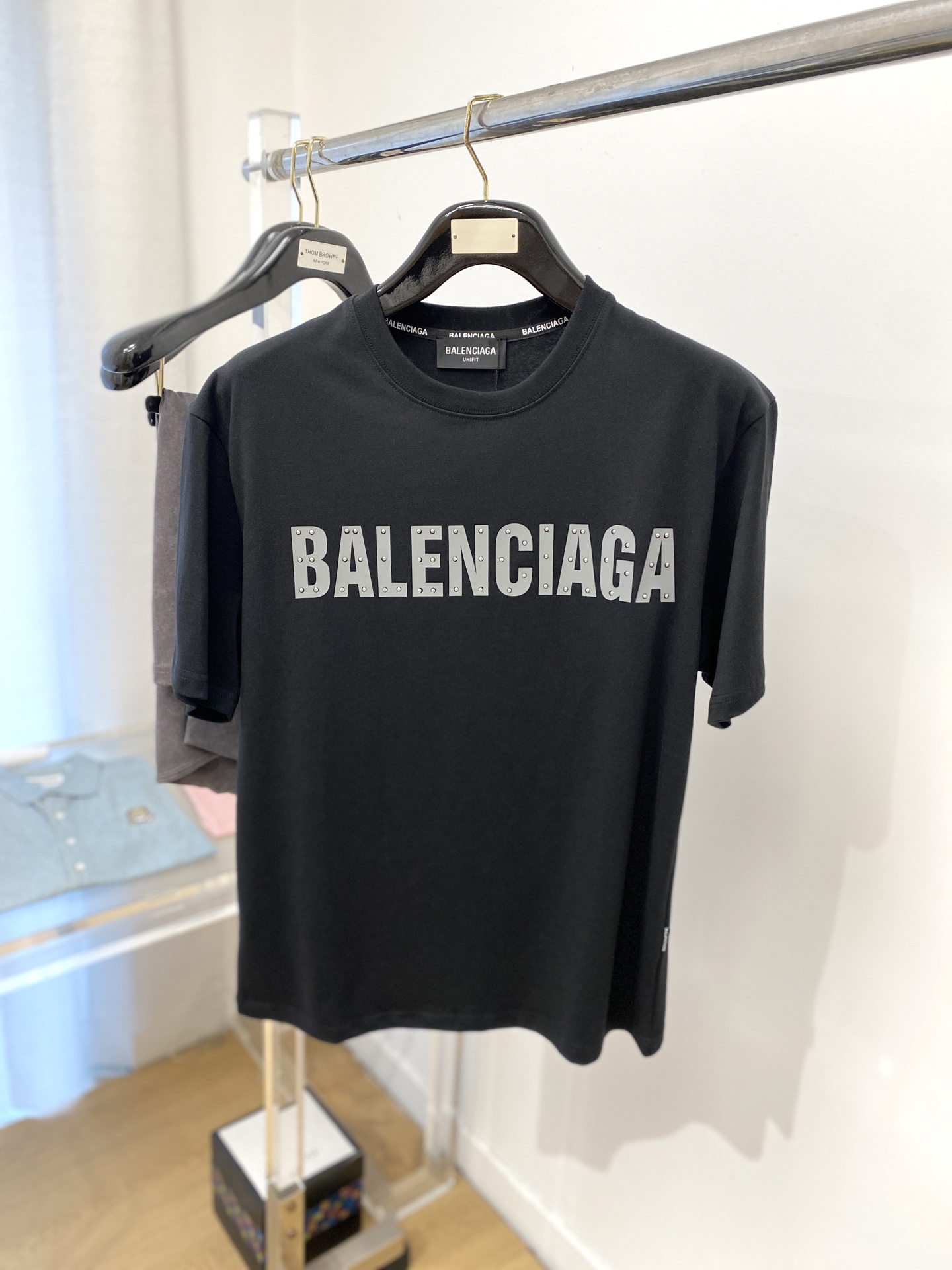 NO:414613,Balenciaga, 2025 new short-sleeved T-shirt, handsome and fashionable, top-grade printed letter logo on the chest, simple and versatile style. Fabric cotton is not only crisp, maintains a fashionable silhouette, but also comfortable to wear, and the yarn is more delicate, the number M-3XL, balenciaga, T-shirt, tees, t-shirt, alexander wang19860909巴黎世家、2025新品短袖T恤,帅气时尚,胸口顶级印胶字母logo,简约百搭款.面料棉 不仅挺括,保持潮流的廓形,又穿着舒适,纱织更细腻,码数M-3XL,,balenciaga,T-shirt,tees，t-shirt,alexander wang,Men's clothing