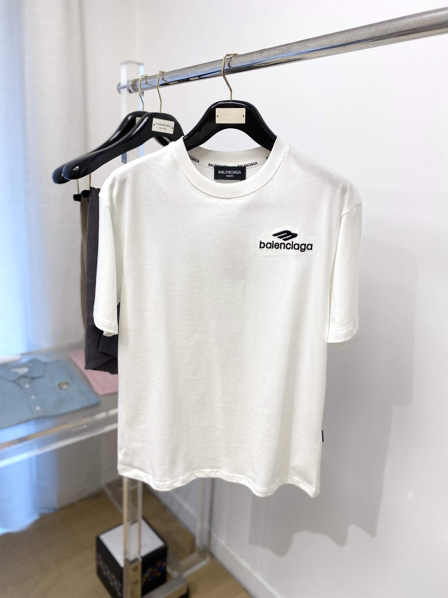 NO:414620,Balenciaga, 2025 new short-sleeved T-shirt, handsome and fashionable, exquisite embroidered letter logo on the chest, simple and versatile style. Fabric cotton is not only crisp, maintains a fashionable silhouette, but also comfortable to wear, and the yarn is more delicate, the number M-3XL, balenciaga, T-shirt, tees, t-shirt, alexander wang19860909巴黎世家、2025新品短袖T恤,帅气时尚,胸前精致刺绣字母logo,简约百搭款.面料棉 不仅挺括,保持潮流的廓形,又穿着舒适,纱织更细腻,码数M-3XL,,balenciaga,T-shirt,tees，t-shirt,alexander wang,Men's clothing