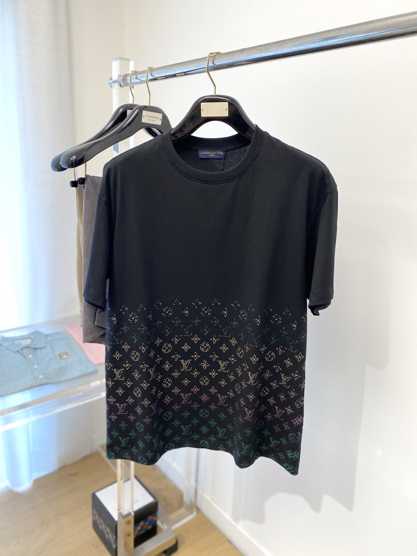 NO:415757,Louis Vuitton, the latest short-sleeved T-shirt in 2025, handsome and fashionable, top-quality hot diamond letter pattern logo under the clothes, simple and versatile style. Fabric cotton is not only crisp, maintains the trendy silhouette, but also comfortable to wear, and the yarn is more delicate, S-XXL,,louis vuitton, T-shirt,tees, t-shirt,alexander wang19860909路易威登、2025最新款短袖T恤,帅气时尚,衣下顶级烫钻字母图案logo,简约百搭款.面料棉 不仅挺括,保持潮流的廓形,又穿着舒适,纱织更细腻,码数S-XXL,,louis vuitton,T-shirt,tees，t-shirt,alexander wang,Men's clothing