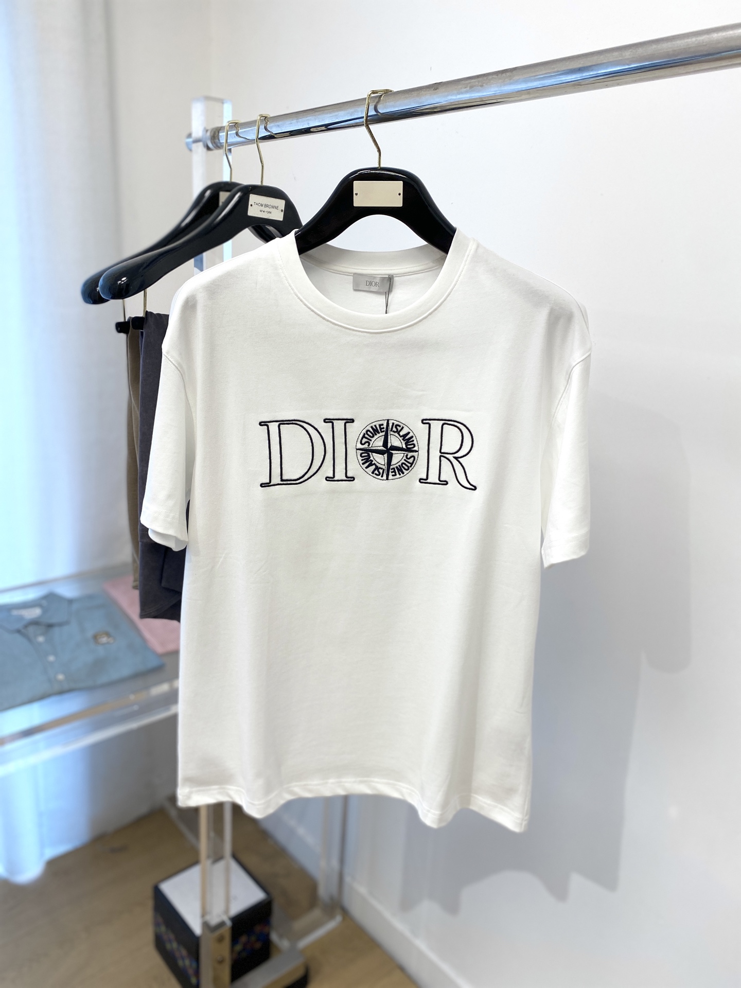 NO:411167,Dior, the latest short-sleeved T-shirt in 2025, handsome and fashionable, exquisite embroidered letter pattern logo on the chest, simple and versatile style. The fabric cotton is not only crisp, maintains the trendy silhouette, but also comfortable to wear, and the yarn is more delicate, S-XXL,,dior,T-shirt,tees,t-shirt,alexander wang19860909迪奥、2025最新款短袖T恤,帅气时尚,胸前精致刺绣字母图案logo,简约百搭款.面料棉 不仅挺括,保持潮流的廓形,又穿着舒适,纱织更细腻,码数S-XXL,,dior,T-shirt,tees，t-shirt,alexander wang,Men's clothing