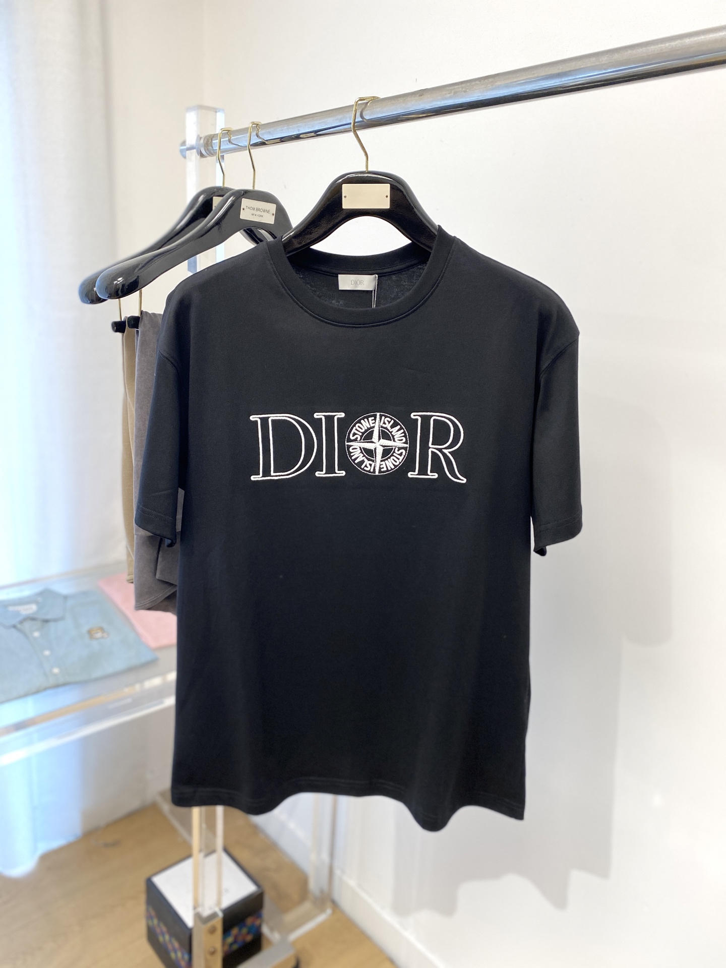 NO:415765,Dior, the latest short-sleeved T-shirt in 2025, handsome and fashionable, exquisite embroidered letter pattern logo on the chest, simple and versatile style. The fabric cotton is not only crisp, maintains the trendy silhouette, but also comfortable to wear, and the yarn is more delicate, S-XXL,,dior,T-shirt,tees,t-shirt,alexander wang19860909迪奥、2025最新款短袖T恤,帅气时尚,胸前精致刺绣字母图案logo,简约百搭款.面料棉 不仅挺括,保持潮流的廓形,又穿着舒适,纱织更细腻,码数S-XXL,,dior,T-shirt,tees，t-shirt,alexander wang,Men's clothing