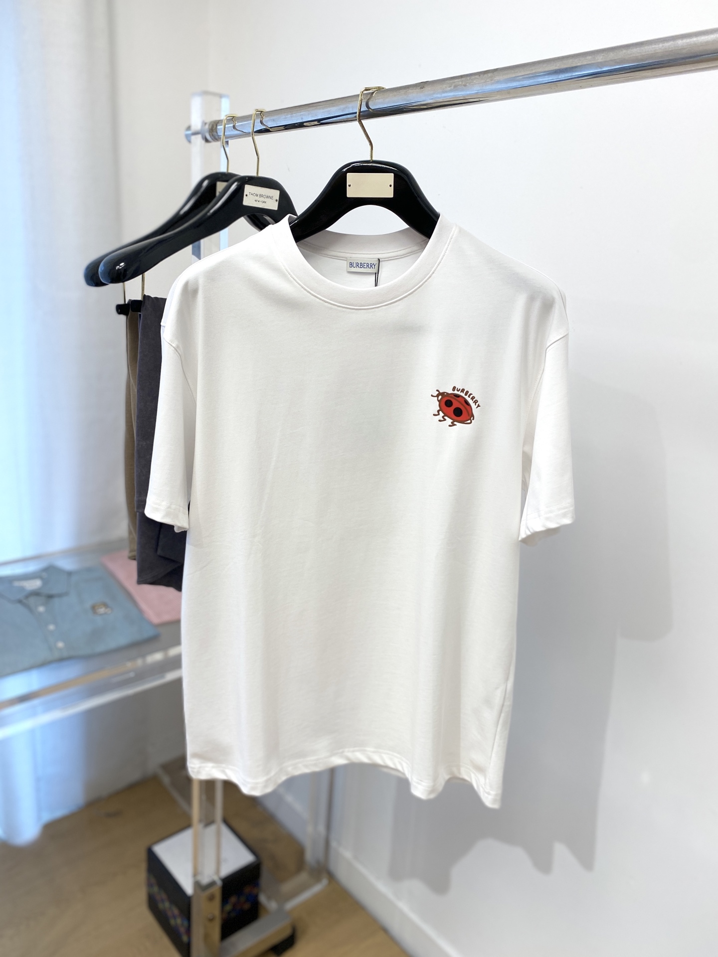 NO:415773,Burberry, the latest short-sleeved T-shirt in 2025, handsome and fashionable, top printed letter pattern logo on the chest, simple and versatile style. Fabric cotton is not only crisp, maintains a fashionable silhouette, but also comfortable to wear, and the yarn is more delicate, S-XXL, burberry, T-shirt, tees, t-shirt, alexander wang19860909巴宝莉、2025最新款短袖T恤,帅气时尚,胸前顶级印花字母图案logo,简约百搭款.面料棉 不仅挺括,保持潮流的廓形,又穿着舒适,纱织更细腻,码数S-XXL,,burberry,T-shirt,tees，t-shirt,alexander wang,Men's clothing