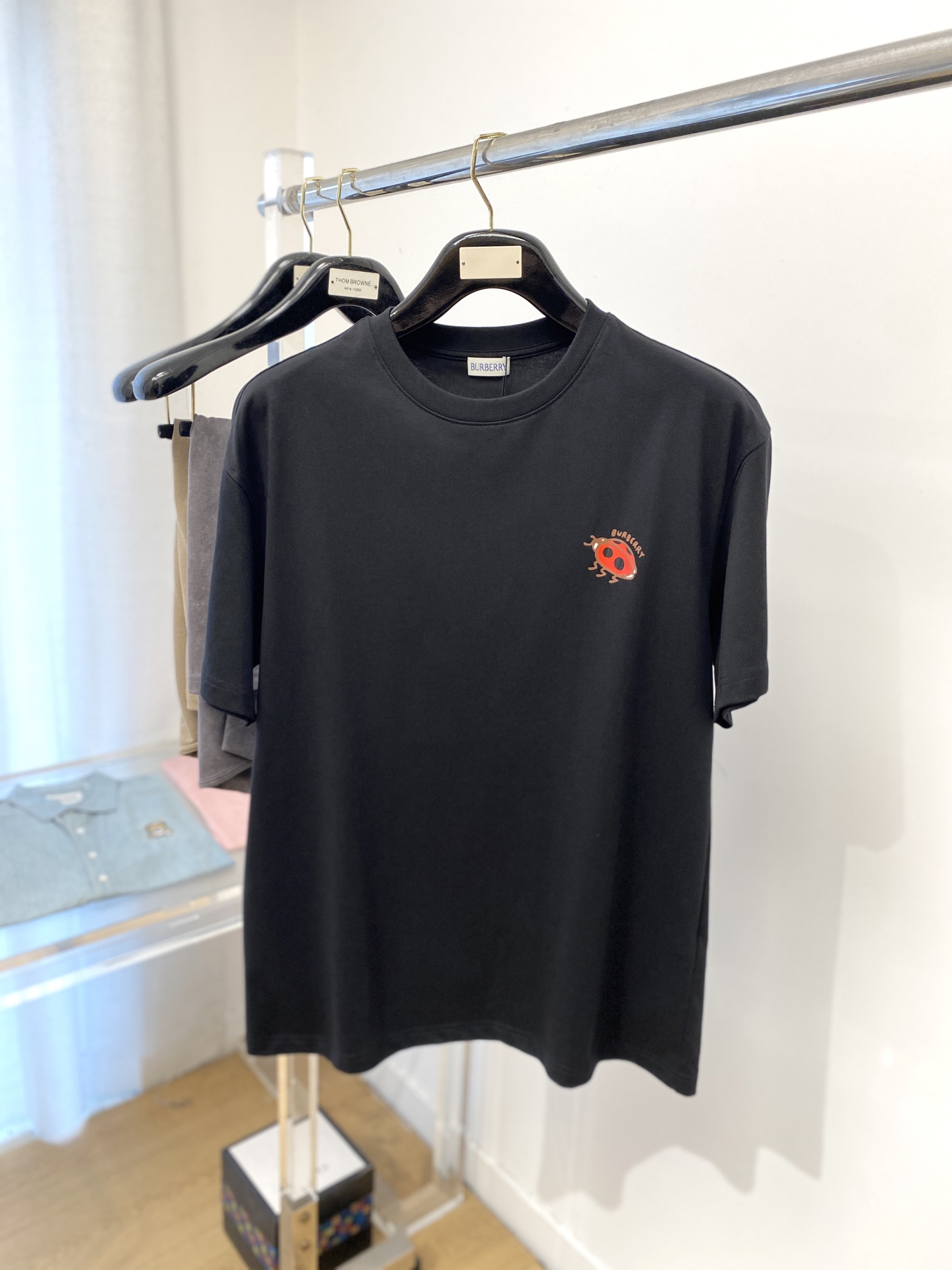 NO:411135,Burberry, the latest short-sleeved T-shirt in 2025, handsome and fashionable, top printed letter pattern logo on the chest, simple and versatile style. Fabric cotton is not only crisp, maintains a fashionable silhouette, but also comfortable to wear, and the yarn is more delicate, S-XXL, burberry, T-shirt, tees, t-shirt, alexander wang19860909巴宝莉、2025最新款短袖T恤,帅气时尚,胸前顶级印花字母图案logo,简约百搭款.面料棉 不仅挺括,保持潮流的廓形,又穿着舒适,纱织更细腻,码数S-XXL,,burberry,T-shirt,tees，t-shirt,alexander wang,Men's clothing