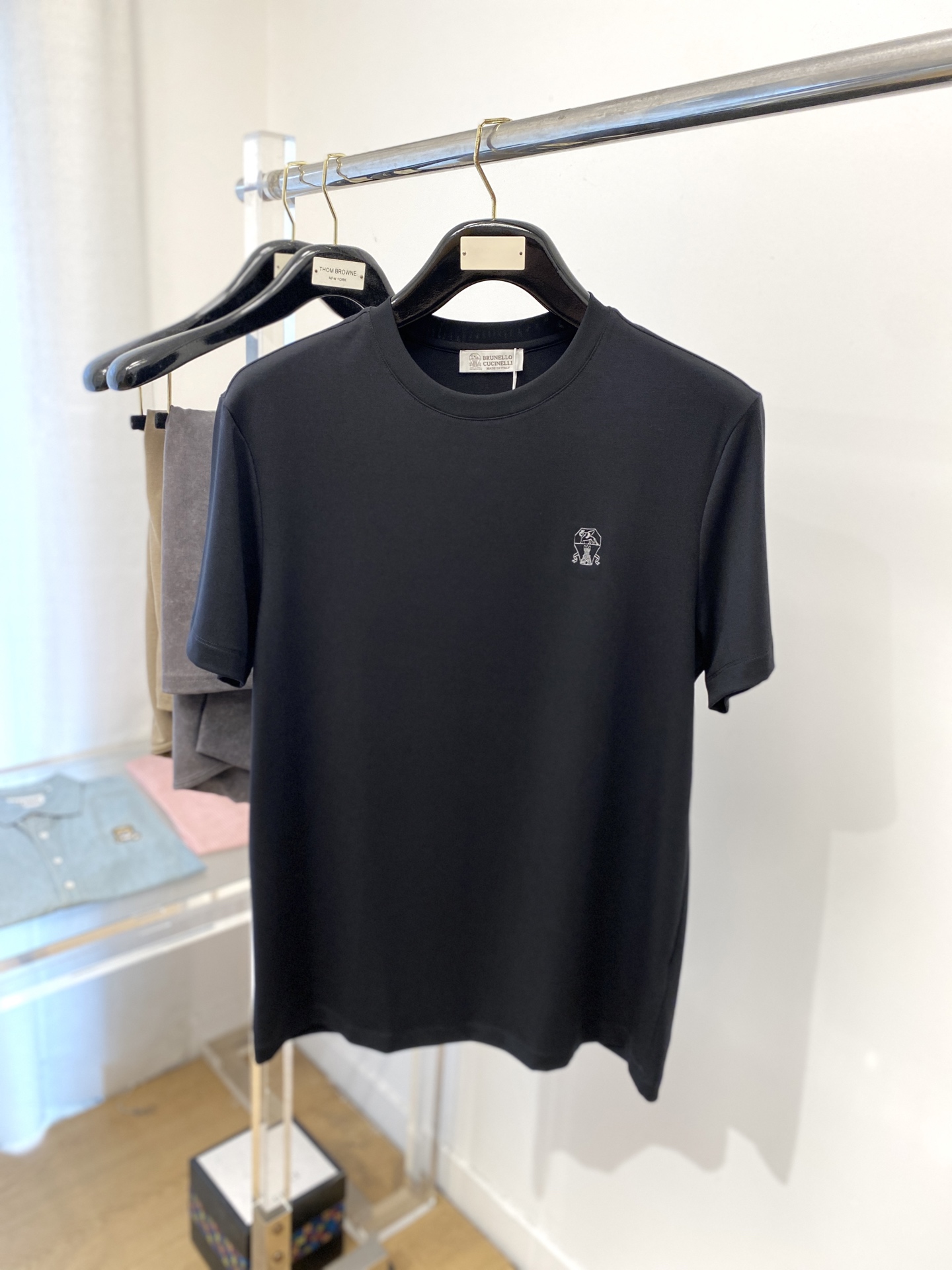 NO:415779,Brunello Cucinelli, 2025 new short-sleeved T-shirt, handsome and fashionable, exquisite embroidered pattern logo on the chest, simple and versatile style. Fabric cotton is not only crisp, maintains a fashionable silhouette, and is comfortable to wear, and the yarn is more delicate. The number M-3XL, brunello cucinelli, T-shirt, tees, t-shirt, alexander wang19860909Brunello Cucinelli、2025新品短袖T恤,帅气时尚,胸前精致刺绣图案logo,简约百搭款.面料棉 不仅挺括,保持潮流的廓形,又穿着舒适,纱织更细腻,码数M-3XL,,brunello cucinelli,T-shirt,tees，t-shirt,alexander wang,Men's clothing