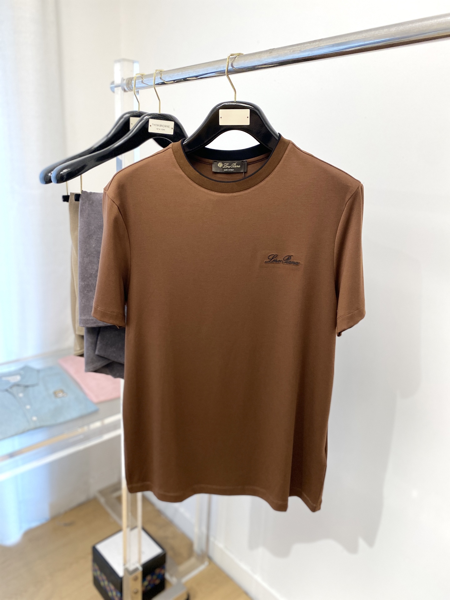 NO:411142,LP, 2025 new short-sleeved T-shirt, handsome and fashionable, exquisite embroidered letter logo on the chest, simple and versatile style. Fabric cotton is not only crisp, maintains the trendy silhouette, and is comfortable to wear, and the yarn is more delicate, the number M-3XL, loro piana, T-shirt, tees, t-shirt, alexander wang19860909LP、2025新品短袖T恤,帅气时尚,胸前精致刺绣字母logo,简约百搭款.面料棉 不仅挺括,保持潮流的廓形,又穿着舒适,纱织更细腻,码数M-3XL,,loro piana,T-shirt,tees，t-shirt,alexander wang,Men's clothing