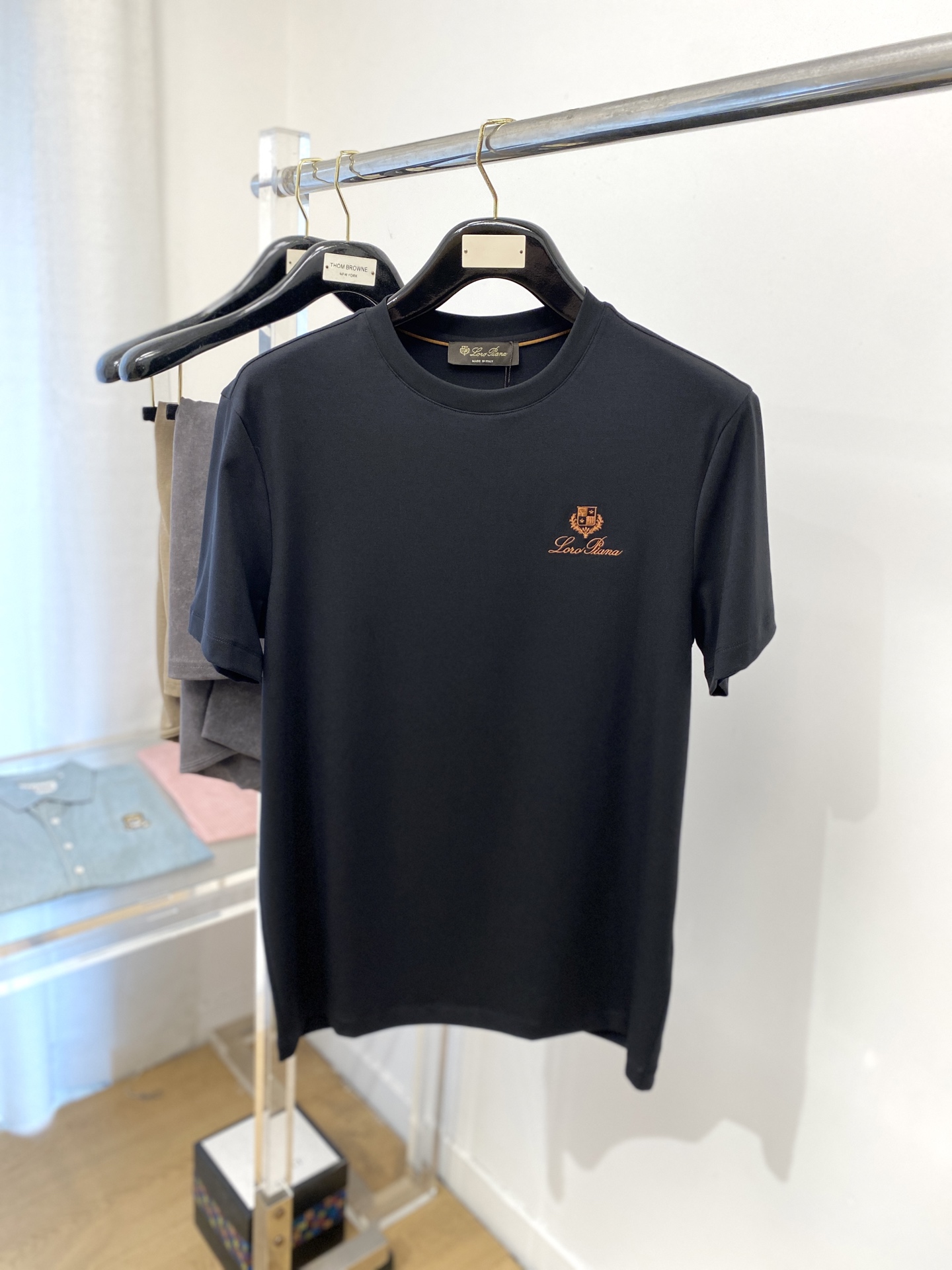 NO:415792,LP, 2025 new short-sleeved T-shirt, handsome and fashionable, exquisite embroidered pattern letter logo on the chest, simple and versatile style. Fabric cotton is not only crisp, maintains a fashionable silhouette, and is comfortable to wear, and the yarn is more delicate, the number M-3XL, loro piana, T-shirt, tees, t-shirt, alexander wang19860909LP、2025新品短袖T恤,帅气时尚,胸前精致刺绣图案字母logo,简约百搭款.面料棉 不仅挺括,保持潮流的廓形,又穿着舒适,纱织更细腻,码数M-3XL,,loro piana,T-shirt,tees，t-shirt,alexander wang,Men's clothing