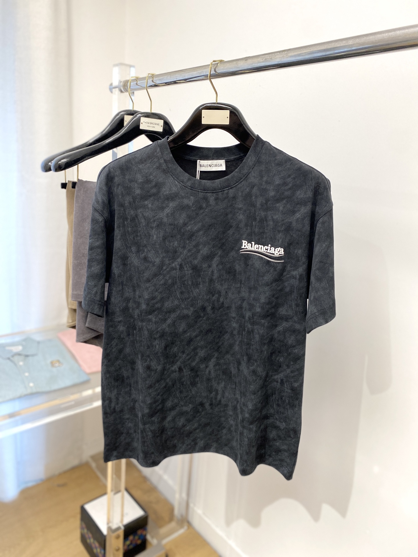 NO:411150,Balenciaga, 2025 new short-sleeved T-shirt, handsome and fashionable, exquisite embroidered pattern letter logo on the chest, simple and versatile style. Fabric cotton is not only crisp, maintains a fashionable silhouette, but also comfortable to wear, and the yarn is more delicate, S-XXL, balenciaga, T-shirt, tees, t-shirt, alexander wang19860909巴黎世家、2025新品短袖T恤,帅气时尚,胸前精致刺绣图案字母logo,简约百搭款.面料棉 不仅挺括,保持潮流的廓形,又穿着舒适,纱织更细腻,码数S-XXL,,balenciaga,T-shirt,tees，t-shirt,alexander wang,Men's clothing