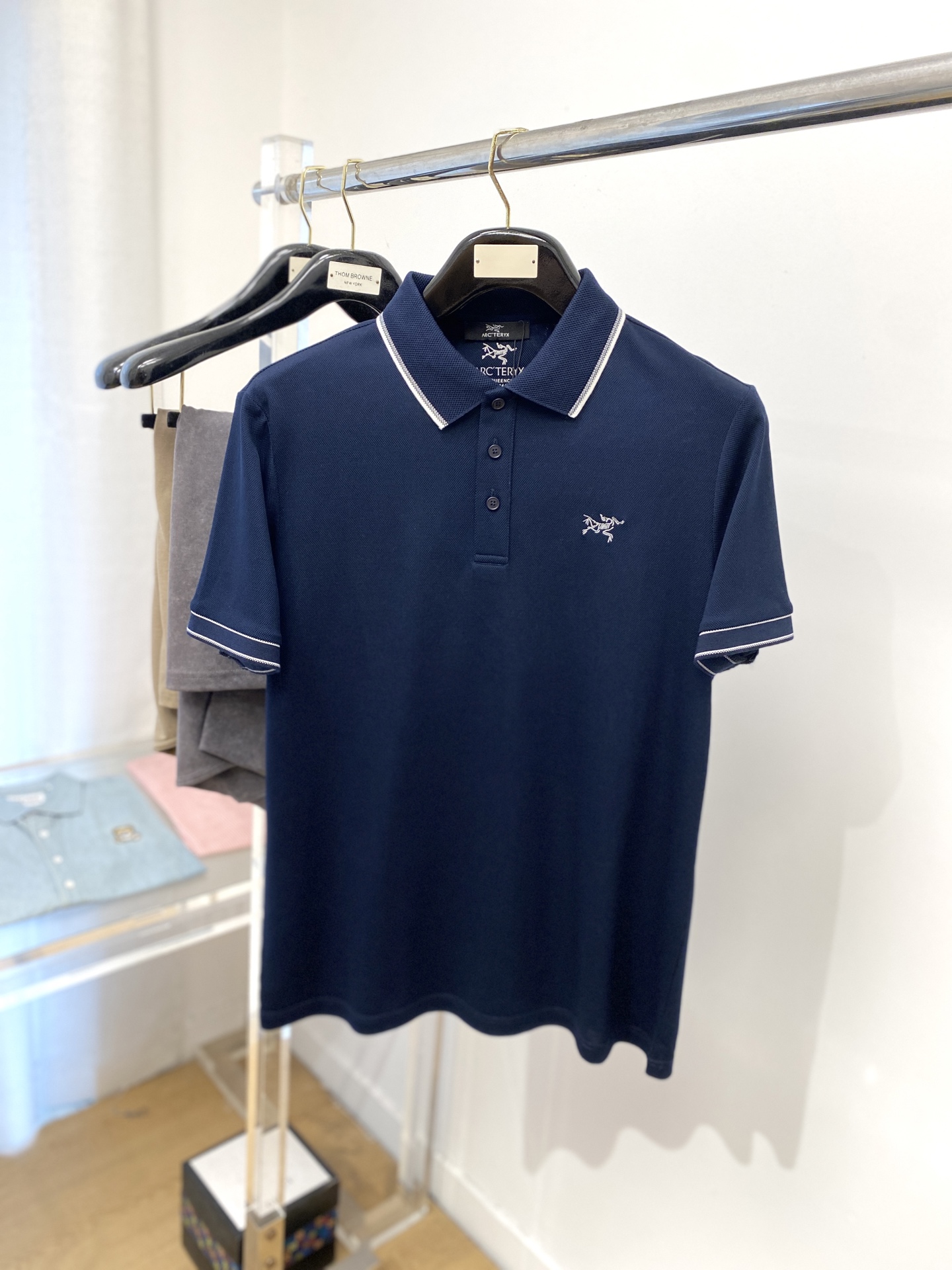 NO:415634,Archaeoptera Bird, 2025 new short-sleeved T-shirt, handsome and fashionable, exquisite embroidered pattern logo on the chest, simple and versatile style. Fabric cotton is not only crisp, maintains a fashionable silhouette, but also comfortable to wear, and the yarn is more delicate, the number M-3XL, arc'teryx, T-shirt,tees, t-shirt, alexander wang19860909始祖鸟、2025新品短袖T恤,帅气时尚,胸前精致刺绣图案logo,简约百搭款.面料棉 不仅挺括,保持潮流的廓形,又穿着舒适,纱织更细腻,码数M-3XL,arc'teryx,T-shirt,tees，t-shirt,alexander wang,Men's clothing