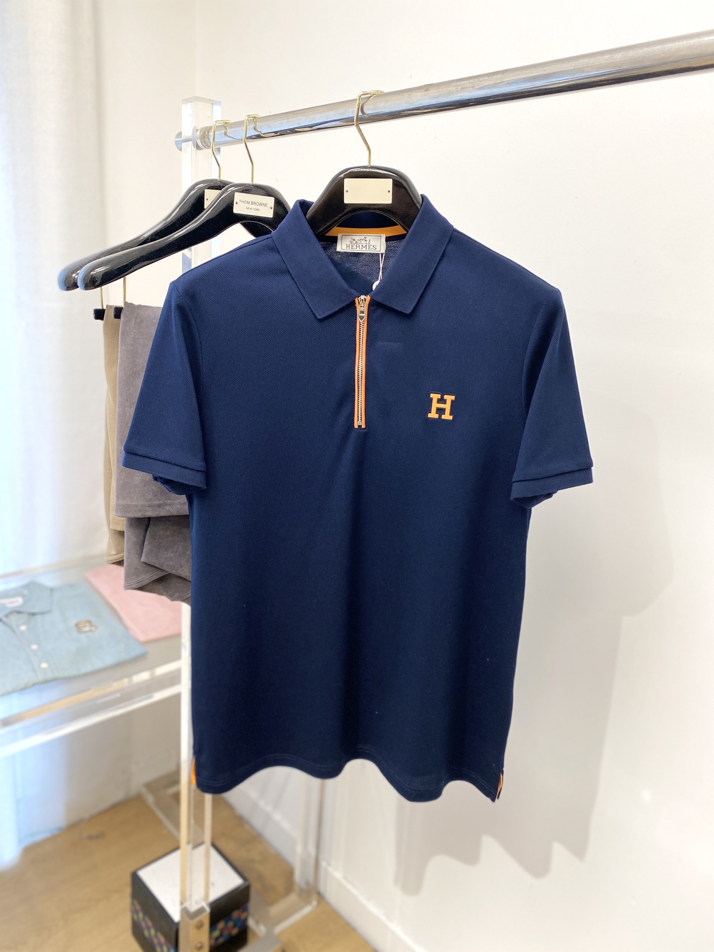 NO:415641,Hermes, 2025 new short-sleeved T-shirt, handsome and fashionable, top-grade printed letter logo on the chest, simple and versatile style. Fabric cotton is not only crisp, maintains the trendy silhouette, and is comfortable to wear, and the yarn is more delicate, the number M-3XL, hermes, T-shirt,tees, t-shirt,alexander wang19860909爱马仕、2025新品短袖T恤,帅气时尚,胸前顶级印胶字母logo,简约百搭款.面料棉 不仅挺括,保持潮流的廓形,又穿着舒适,纱织更细腻,码数M-3XL,,hermes,T-shirt,tees，t-shirt,alexander wang,Men's clothing