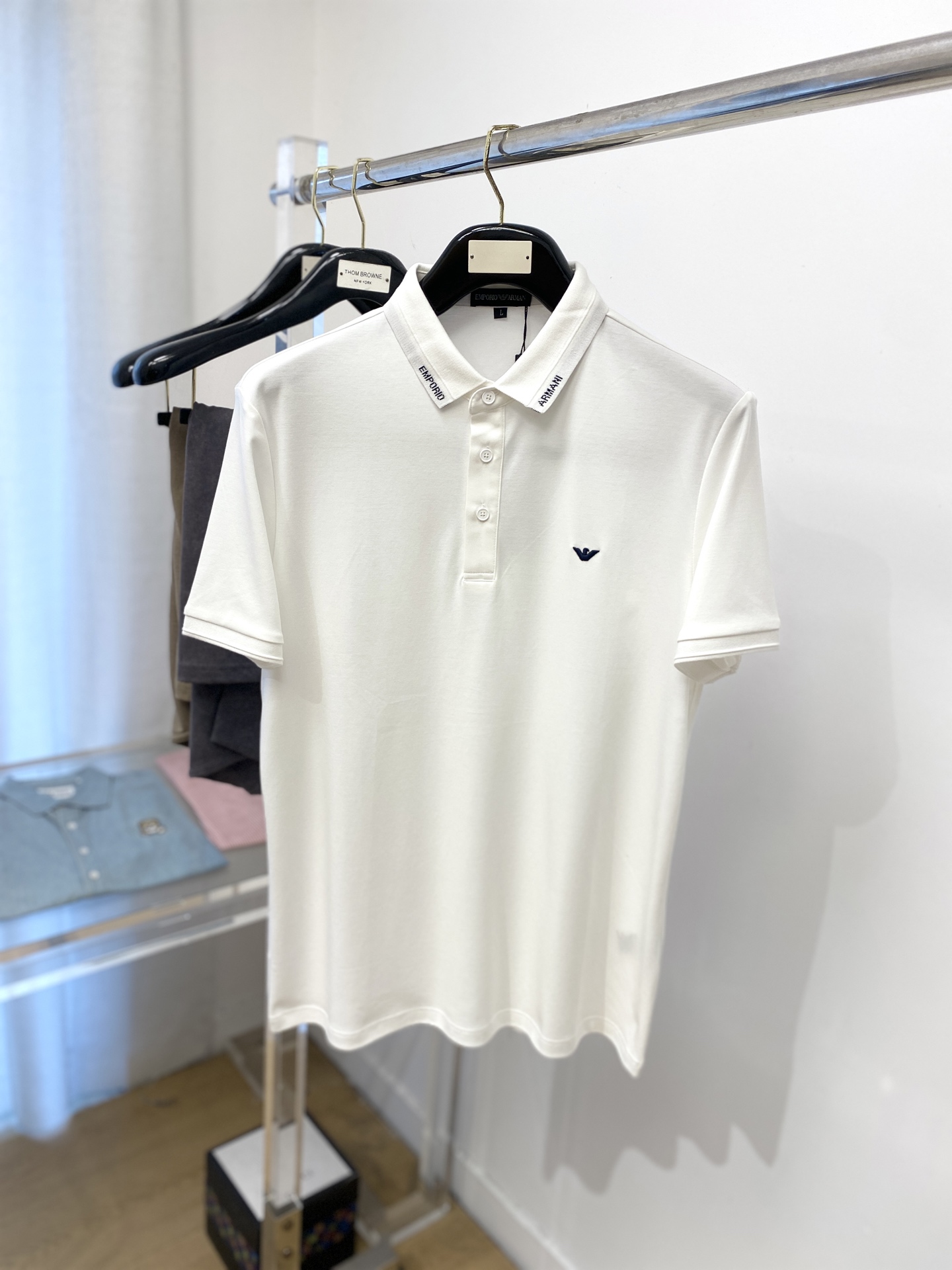 NO:415648,Armani, 2025 new short-sleeved T-shirt, handsome and fashionable, exquisite embroidered pattern logo on the chest, simple and versatile style. Fabric cotton is not only crisp, maintains the trendy silhouette, but also comfortable to wear, and the yarn is more delicate, the number M-3XL,,armani, T-shirt,tees, t-shirt,alexander wang19860909阿玛尼、2025新品短袖T恤,帅气时尚,胸前精致刺绣图案logo,简约百搭款.面料棉 不仅挺括,保持潮流的廓形,又穿着舒适,纱织更细腻,码数M-3XL,,armani,T-shirt,tees，t-shirt,alexander wang,Men's clothing