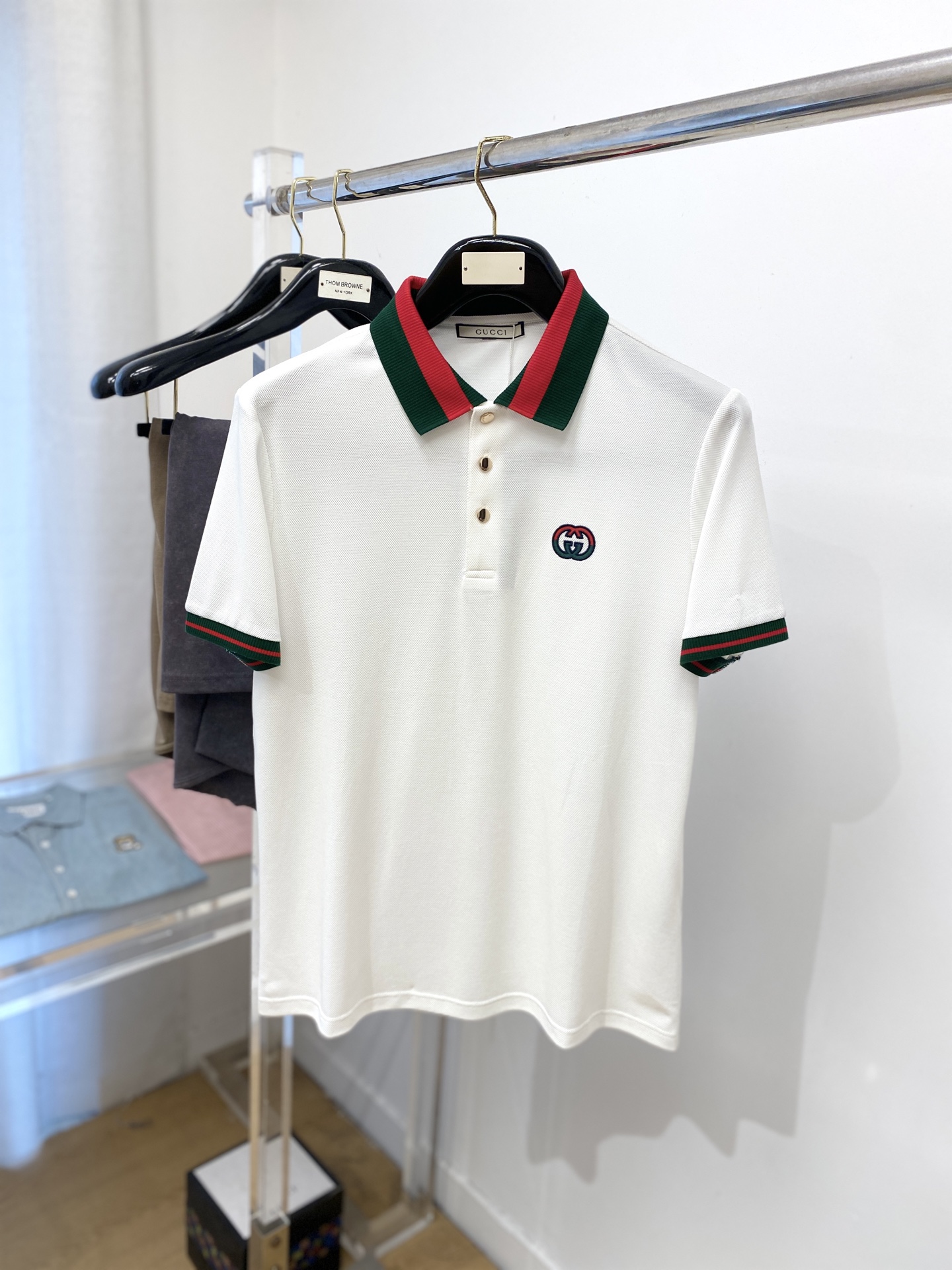 NO:415655,Guqi, 2025 new short-sleeved T-shirt, handsome and fashionable, exquisite embroidered letter logo on the chest, simple and versatile style. The fabric cotton is not only crisp, maintains the trendy silhouette, but also comfortable to wear, and the yarn is more delicate, the number M-3XL, T-shirt,tees, t-shirt,alexander wang19860909古奇、2025新品短袖T恤,帅气时尚,胸前精致刺绣字母logo,简约百搭款.面料棉 不仅挺括,保持潮流的廓形,又穿着舒适,纱织更细腻,码数M-3XL,,T-shirt,tees，t-shirt,alexander wang,Men's clothing