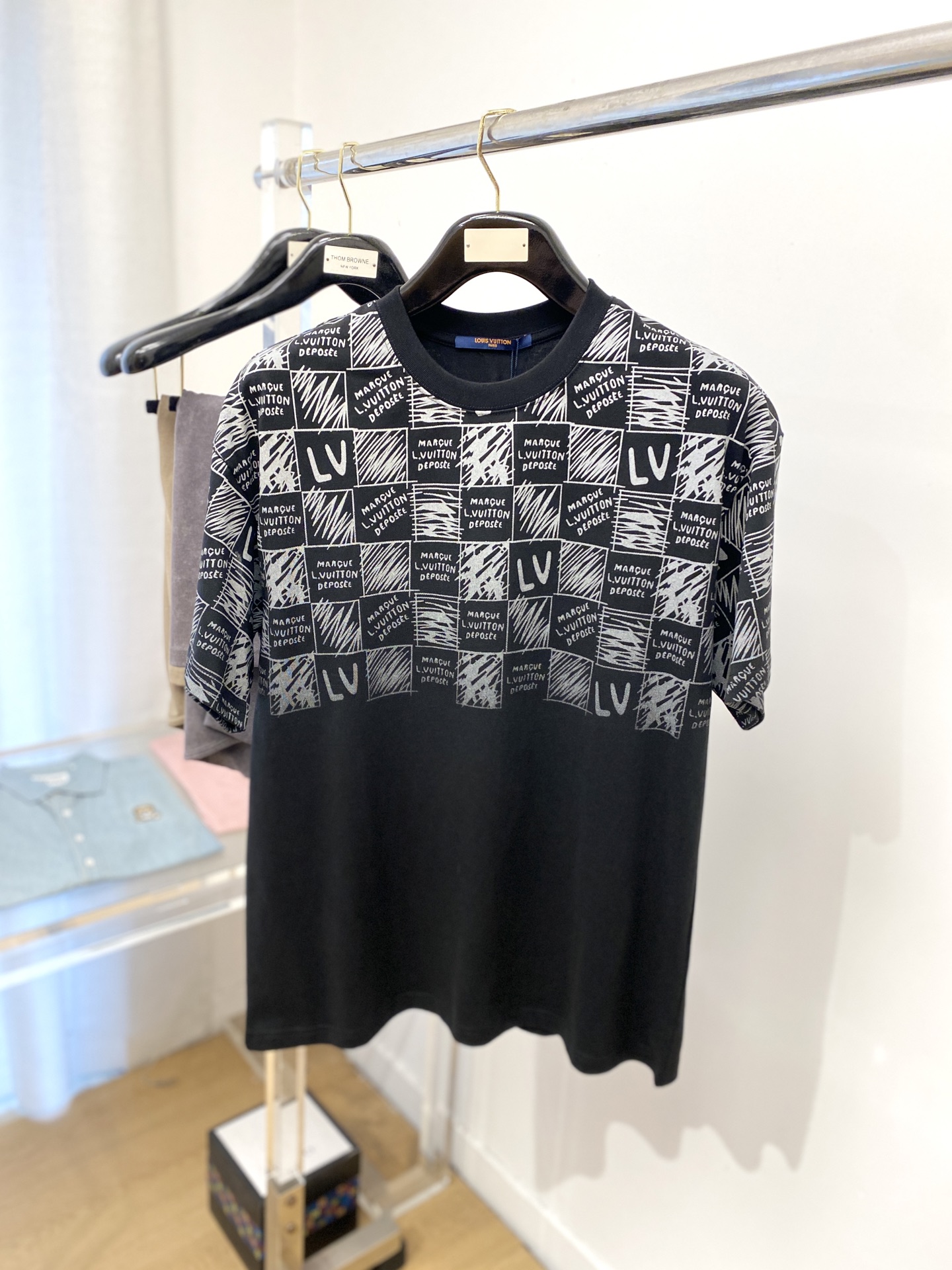 NO:415803,Louis Vuitton, 2025 new short-sleeved T-shirt, handsome and fashionable, top-notch printed pattern letter logo on the upper body, simple and versatile style. Fabric cotton is not only crisp, maintains a fashionable silhouette, but also comfortable to wear, and the yarn is more delicate, S-XL, louis vuitton, T-shirt, tees, t-shirt, alexander wang19860909路易威登、2025新品短袖T恤,帅气时尚,上身顶级印花图案字母logo,简约百搭款.面料棉 不仅挺括,保持潮流的廓形,又穿着舒适,纱织更细腻,码数S-XL,,louis vuitton,T-shirt,tees，t-shirt,alexander wang,Men's clothing