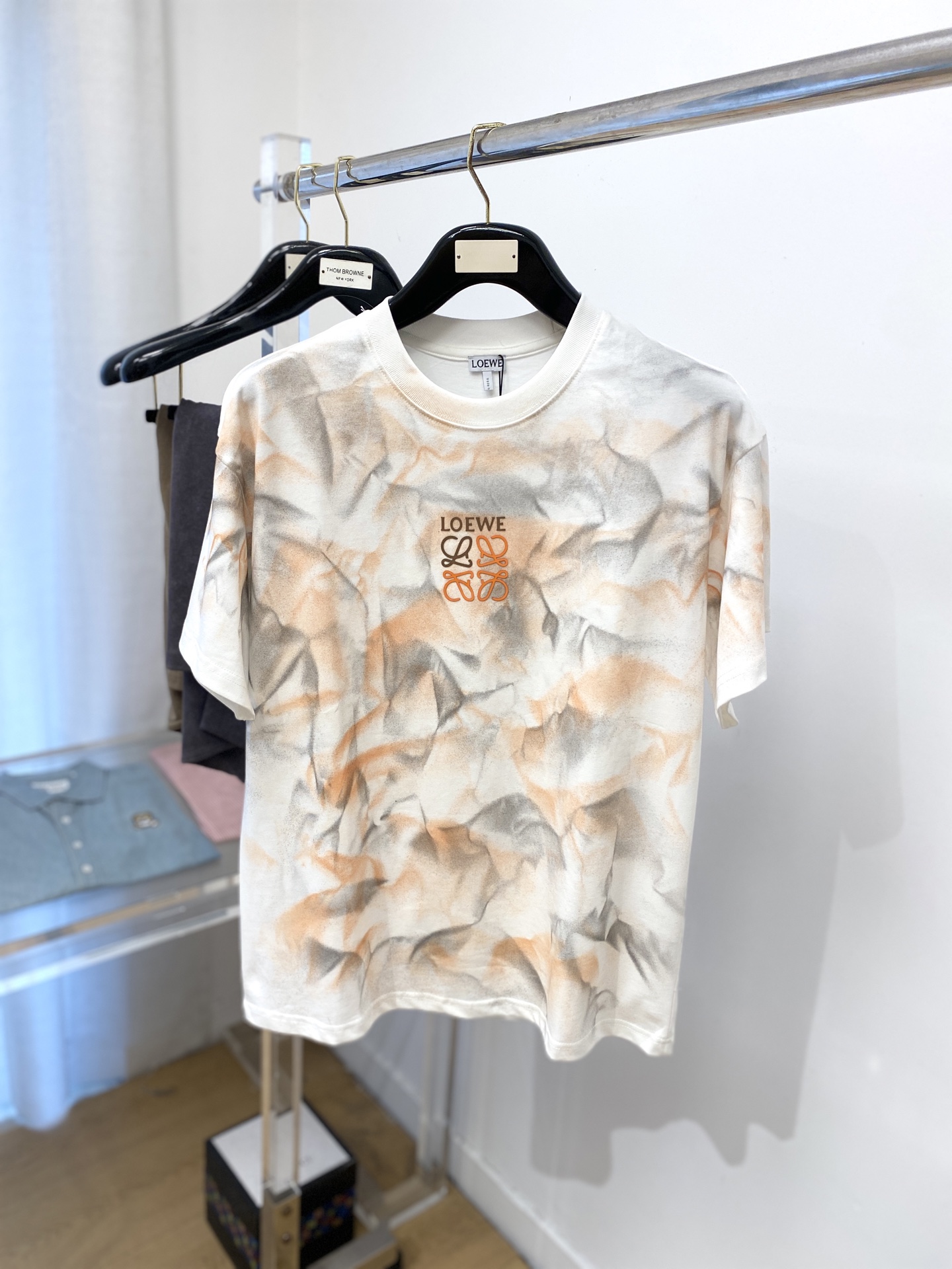 NO:414625,Luo Yiwei, 2025 new short-sleeved T-shirt, handsome and fashionable, top-grade glue-printed pattern letter logo on the chest, simple and versatile style. The fabric cotton is not only crisp, maintains the trendy silhouette, but also comfortable to wear, and the yarn is more delicate, S-XL, loewe, T-shirt, tees, t-shirt, alexander wang19860909罗意威、2025新品短袖T恤,帅气时尚,胸口顶级印胶图案字母logo,简约百搭款.面料棉 不仅挺括,保持潮流的廓形,又穿着舒适,纱织更细腻,码数S-XL,,loewe,T-shirt,tees，t-shirt,alexander wang,Men's clothing