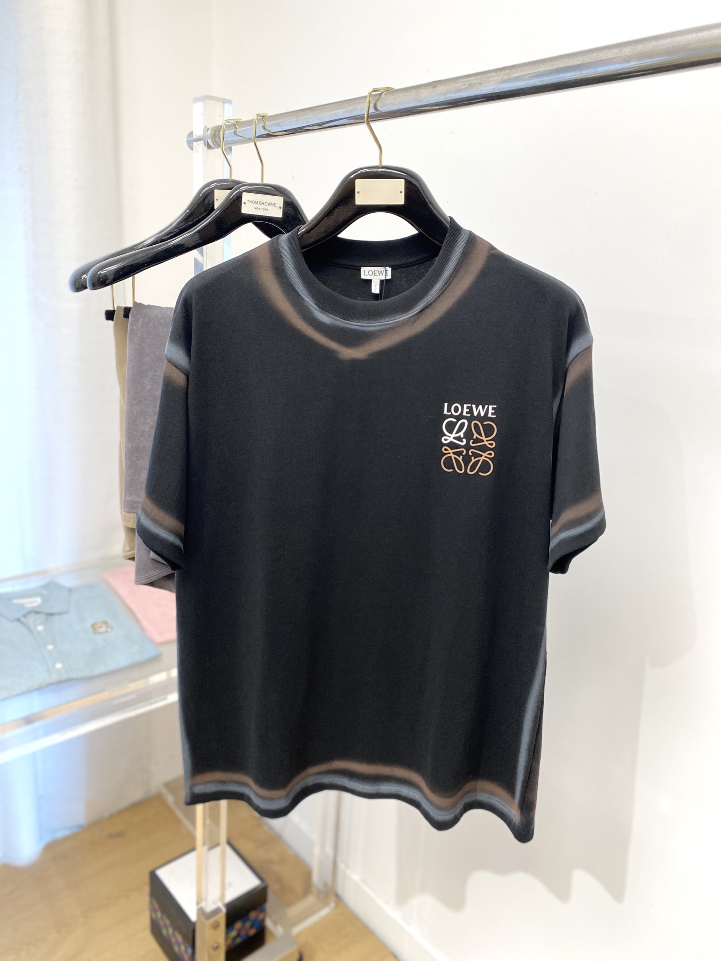 NO:415688,Luo Yiwei, 2025 new short-sleeved T-shirt, handsome and fashionable, top-grade glue-printed letter logo on the chest, simple and versatile style. The fabric cotton is not only crisp, maintains the trendy silhouette, but also comfortable to wear, and the yarn is more delicate, S-XL, loewe, T-shirt, tees, t-shirt, alexander wang19860909罗意威、2025新品短袖T恤,帅气时尚,胸前顶级印胶图案字母logo,简约百搭款.面料棉 不仅挺括,保持潮流的廓形,又穿着舒适,纱织更细腻,码数S-XL,,loewe,T-shirt,tees，t-shirt,alexander wang,Men's clothing
