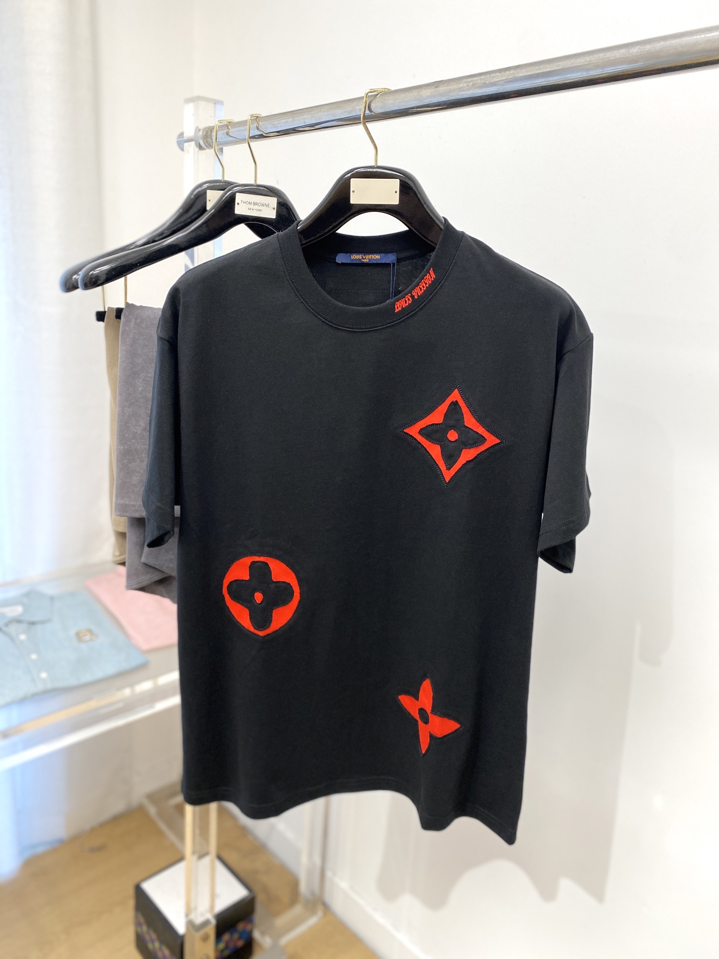 NO:415695,Louis Vuitton, 2025 new short-sleeved T-shirt, handsome and fashionable, top-level digital positioning and embroidery pattern logo, simple and versatile. Fabric cotton is not only crisp, maintains the trendy silhouette, but also comfortable to wear, and the yarn is more delicate, S-XL, louis vuitton, T-shirt, tees, t-shirt, alexander wang19860909路易威登、2025新品短袖T恤,帅气时尚,顶级数码定位定织刺绣图案logo,简约百搭款.面料棉 不仅挺括,保持潮流的廓形,又穿着舒适,纱织更细腻,码数S-XL,,louis vuitton,T-shirt,tees，t-shirt,alexander wang,Men's clothing