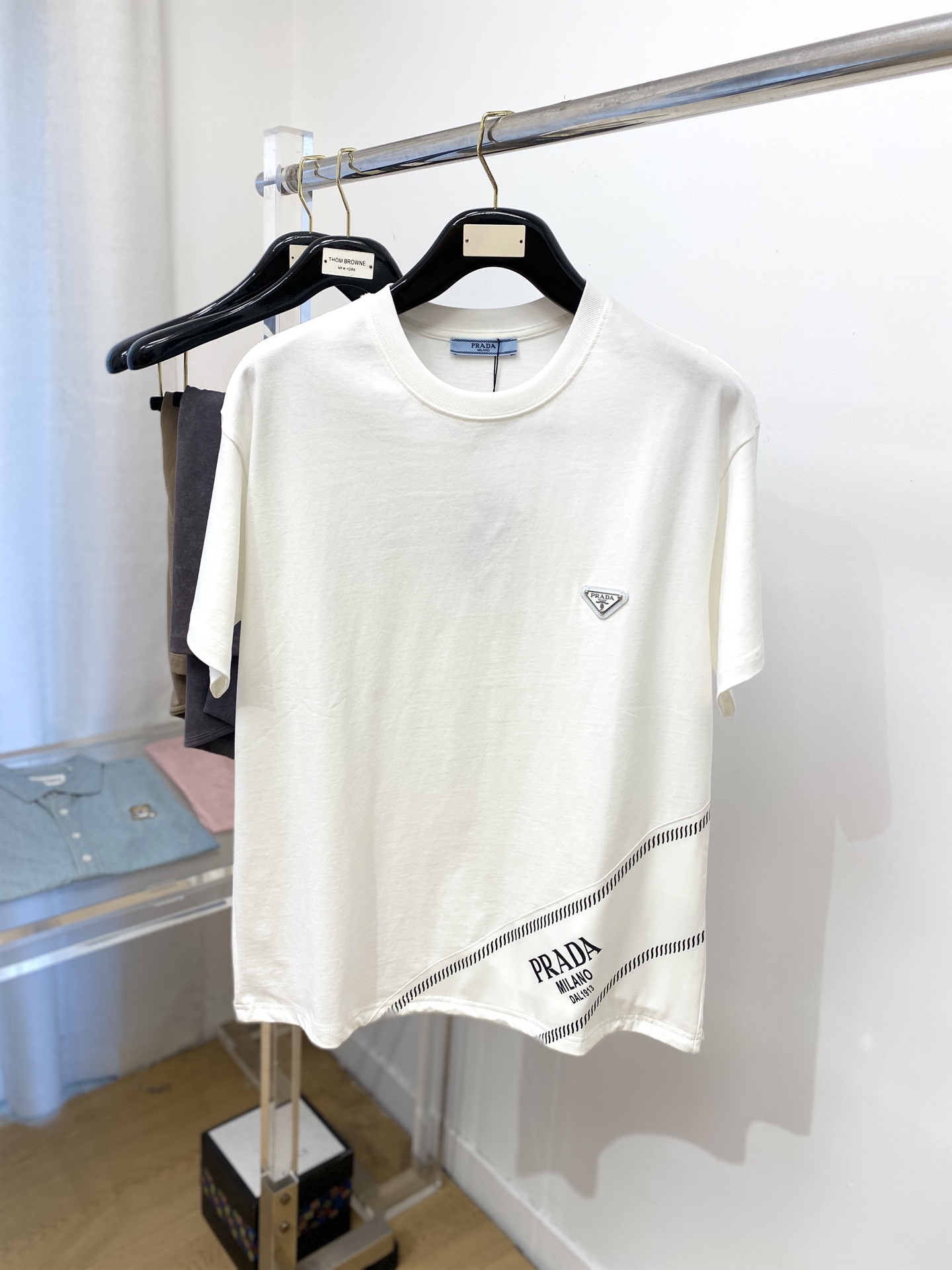 NO:414559,Prada, 2025 new short-sleeved T-shirt, handsome and fashionable, chest hardware decorative triangle logo, simple and versatile style. Fabric cotton is not only crisp, maintains a fashionable silhouette, but also comfortable to wear, and the yarn is more delicate, S-XL, prada, T-shirt, tees, t-shirt, alexander wang19860909普拉达、2025新品短袖T恤,帅气时尚,胸前五金装饰三角标logo,简约百搭款.面料棉 不仅挺括,保持潮流的廓形,又穿着舒适,纱织更细腻,码数S-XL,,prada,T-shirt,tees，t-shirt,alexander wang,Men's clothing
