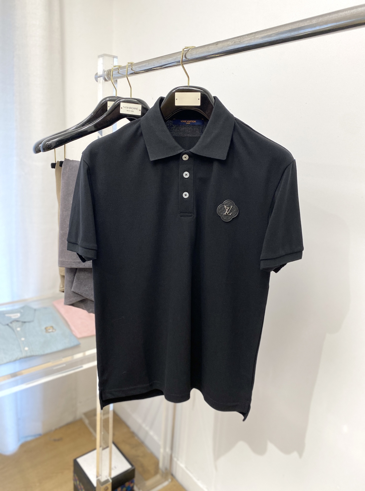 NO:414567,Louis Vuitton, 2025 new short-sleeved T-shirt, handsome and fashionable, chest embroidered hardware decorative letter logo, simple and versatile style. Fabric cotton is not only crisp, maintains a fashionable silhouette, but also comfortable to wear, and the yarn is more delicate, S-XL, louis vuitton, T-shirt, tees, t-shirt, alexander wang19860909路易威登、2025新品短袖T恤,帅气时尚,胸前刺绣五金装饰字母logo,简约百搭款.面料棉 不仅挺括,保持潮流的廓形,又穿着舒适,纱织更细腻,码数S-XL,,louis vuitton,T-shirt,tees，t-shirt,alexander wang,Men's clothing