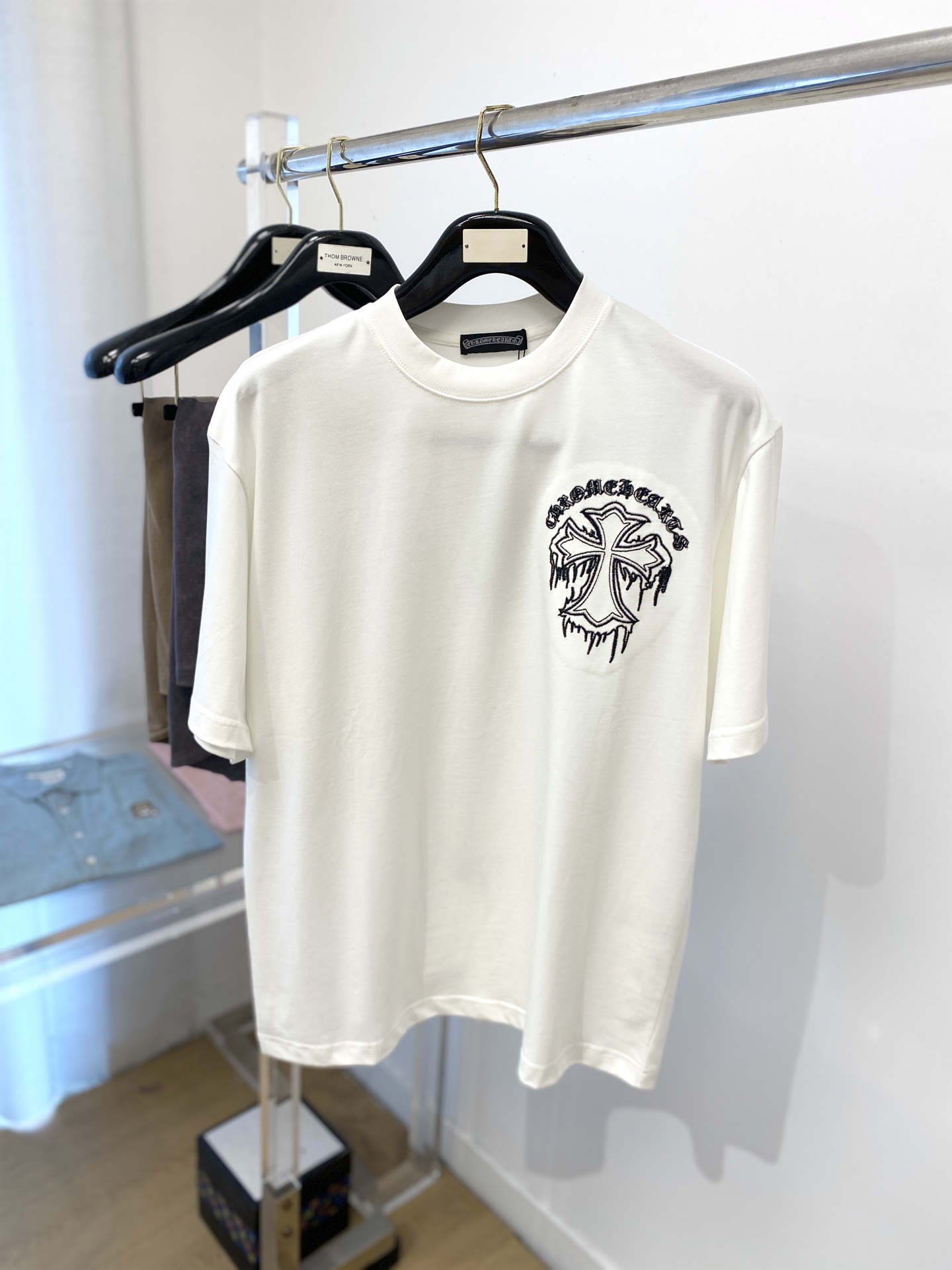 NO:415684,Croxin, 2025 new short-sleeved T-shirt, handsome and fashionable, exquisite embroidered pattern letter logo on the chest, simple and versatile style. Fabric cotton is not only crisp, maintains a fashionable silhouette, but also comfortable to wear, and the yarn is more delicate, the number M-XXL, chrome hearts, T-shirt, tees, t-shirt, alexander wang19860909克罗心、2025新品短袖T恤,帅气时尚,胸前精致刺绣图案字母logo,简约百搭款.面料棉 不仅挺括,保持潮流的廓形,又穿着舒适,纱织更细腻,码数M-XXL,,chrome hearts,T-shirt,tees，t-shirt,alexander wang,Men's clothing