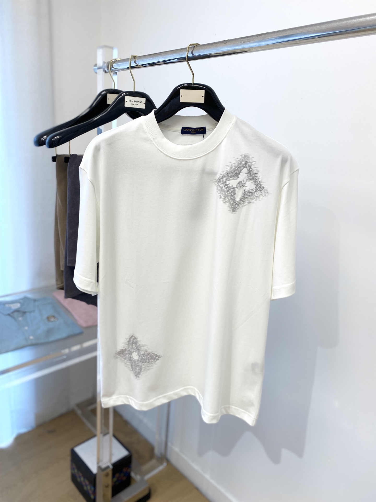 NO:415691,Louis Vuitton, 2025 new short-sleeved T-shirt, handsome and fashionable, exquisite embroidered pattern logo on the chest, simple and versatile style. Fabric cotton is not only crisp, maintains the trendy silhouette, and is also comfortable to wear, with more delicate yarn. The number of codes M-XXL, louis vuitton, T-shirt, tees, t-shirt, alexander wang19860909路易威登、2025新品短袖T恤,帅气时尚,胸前精致刺绣图案logo,简约百搭款.面料棉 不仅挺括,保持潮流的廓形,又穿着舒适,纱织更细腻,码数M-XXL,,louis vuitton,T-shirt,tees，t-shirt,alexander wang,Men's clothing