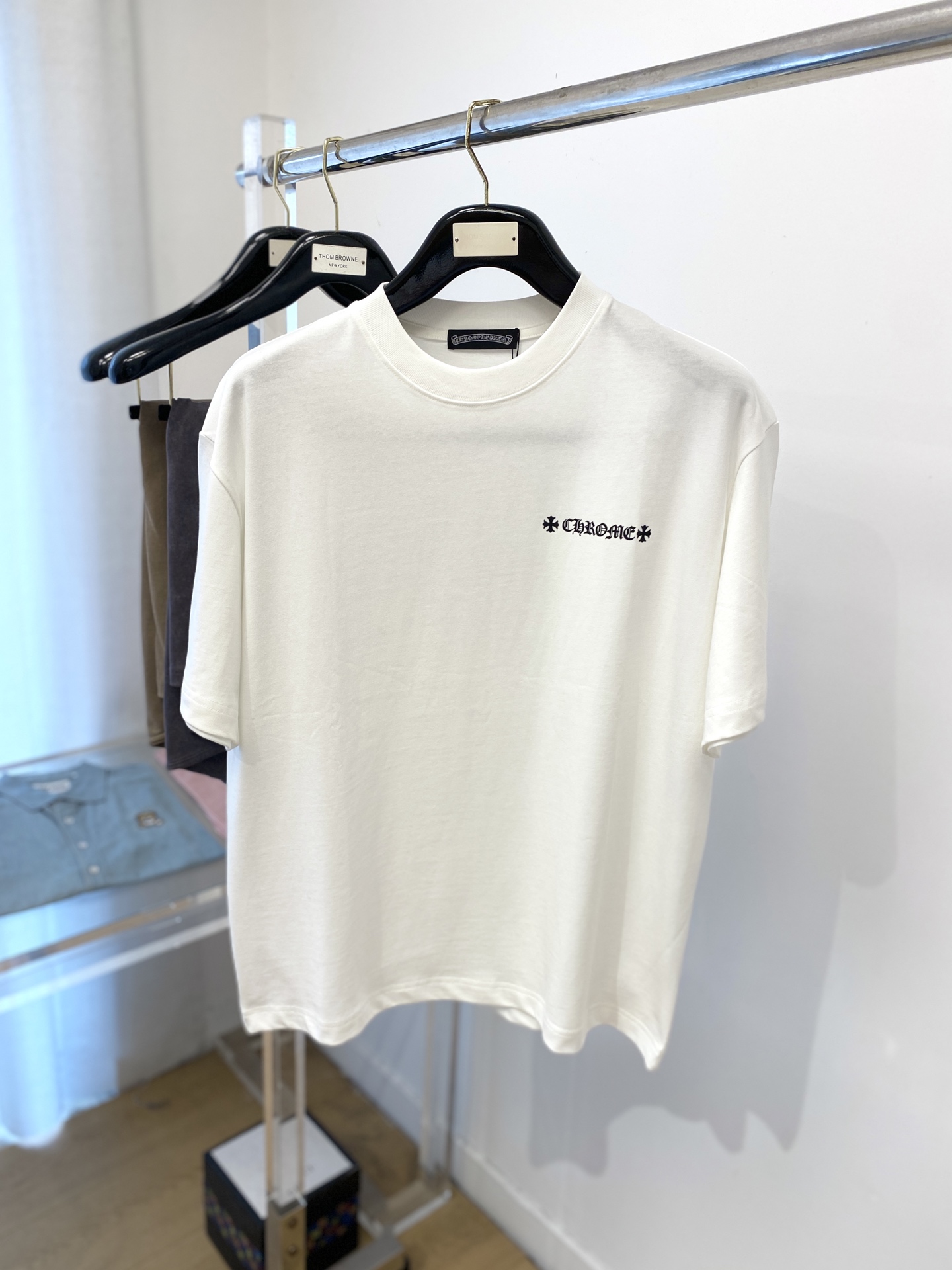 NO:414575,Croxin, 2025 new short-sleeved T-shirt, handsome and fashionable, top-grade printed letter pattern logo on the chest, simple and versatile style. Fabric cotton is not only crisp, maintains a fashionable silhouette, but also comfortable to wear, and the yarn is more delicate, the number M-XXL, chrome hearts, T-shirt, tees, t-shirt, alexander wang19860909克罗心、2025新品短袖T恤,帅气时尚,胸前顶级印花字母图案logo,简约百搭款.面料棉 不仅挺括,保持潮流的廓形,又穿着舒适,纱织更细腻,码数M-XXL,,chrome hearts,T-shirt,tees，t-shirt,alexander wang,Men's clothing