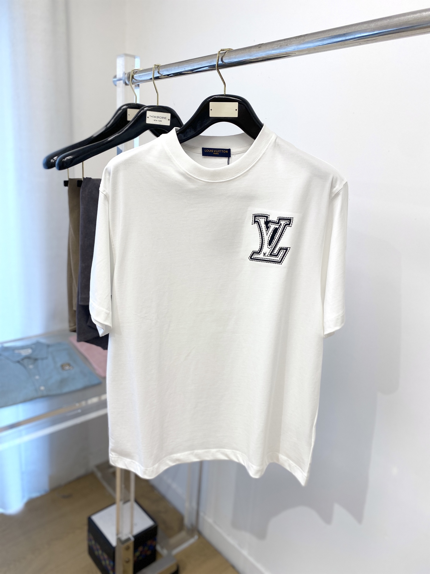 NO:415698,Louis Vuitton, 2025 new short-sleeved T-shirt, handsome and fashionable, exquisite embroidered letter logo on the chest, simple and versatile style. Fabric cotton is not only crisp, maintains the trendy silhouette, but also comfortable to wear, and the yarn is more delicate, the number M-XXL, louis vuitton, T-shirt,tees, t-shirt,alexander wang19860909路易威登、2025新品短袖T恤,帅气时尚,胸前精致刺绣字母logo,简约百搭款.面料棉 不仅挺括,保持潮流的廓形,又穿着舒适,纱织更细腻,码数M-XXL,,louis vuitton,T-shirt,tees，t-shirt,alexander wang,Men's clothing