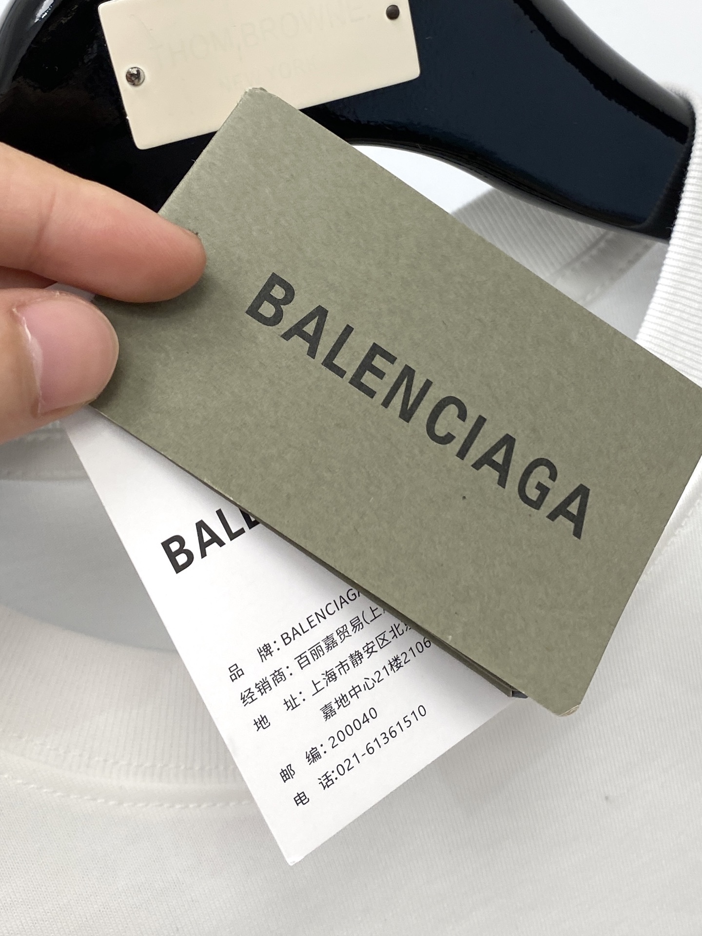 巴黎世家、2025新品短袖T恤，帅气时尚，胸前顶级烫钻字母logo，简约百搭款。面料棉 不仅挺括，保持潮