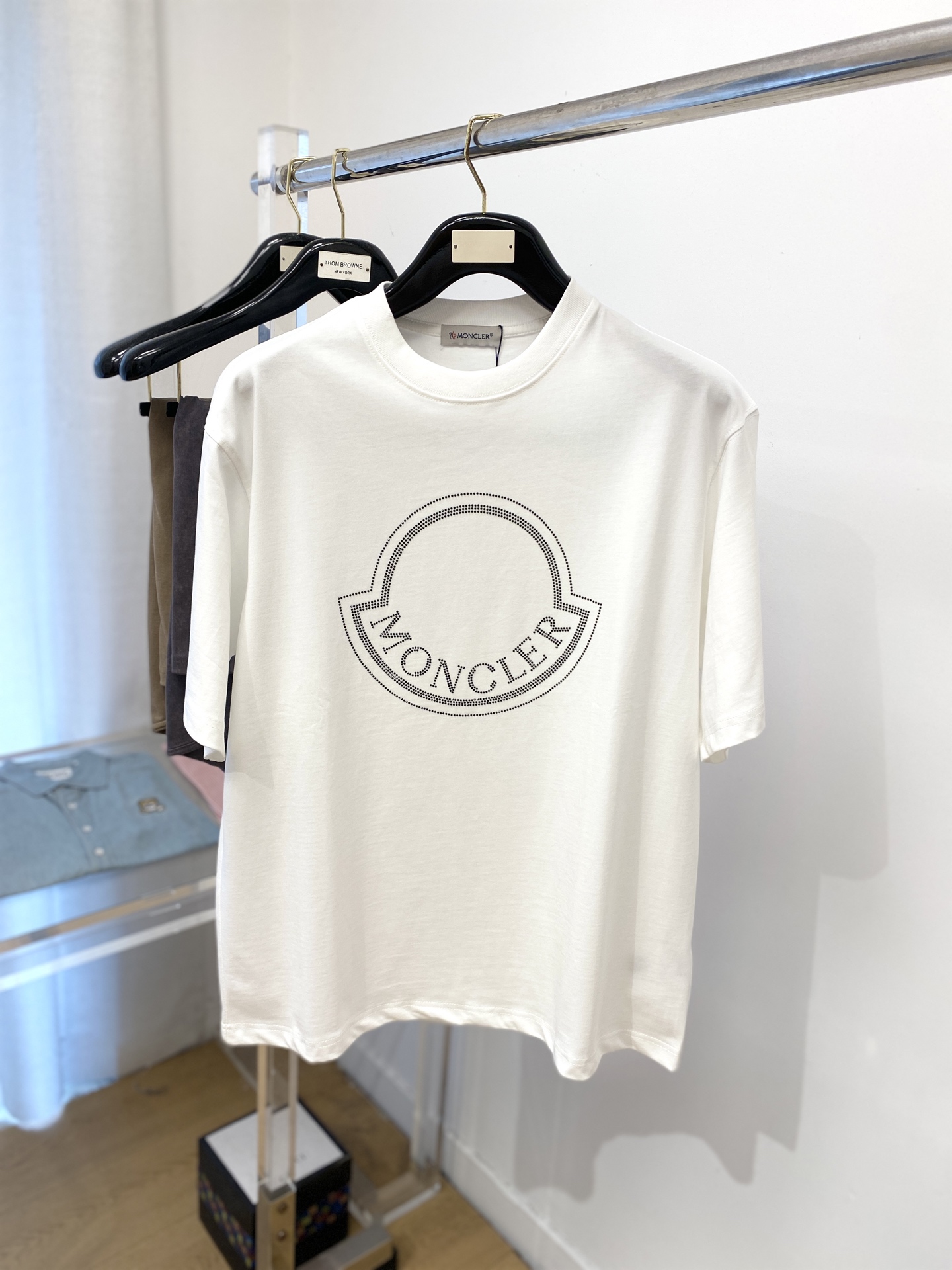 NO:414583,The masked mouth, 2025 new short-sleeved T-shirt, handsome and fashionable, top-grade hot diamond pattern letter logo on the chest, simple and versatile style. The fabric cotton is not only crisp, maintains the trendy silhouette, but also comfortable to wear, and the yarn is more delicate, the number M-XXL, Moncler, T-shirt, tees, t-shirt, alexander wang19860909蒙口、2025新品短袖T恤,帅气时尚,胸口顶级烫钻图案字母logo,简约百搭款.面料棉 不仅挺括,保持潮流的廓形,又穿着舒适,纱织更细腻,码数M-XXL,,Moncler,T-shirt,tees，t-shirt,alexander wang,Men's clothing