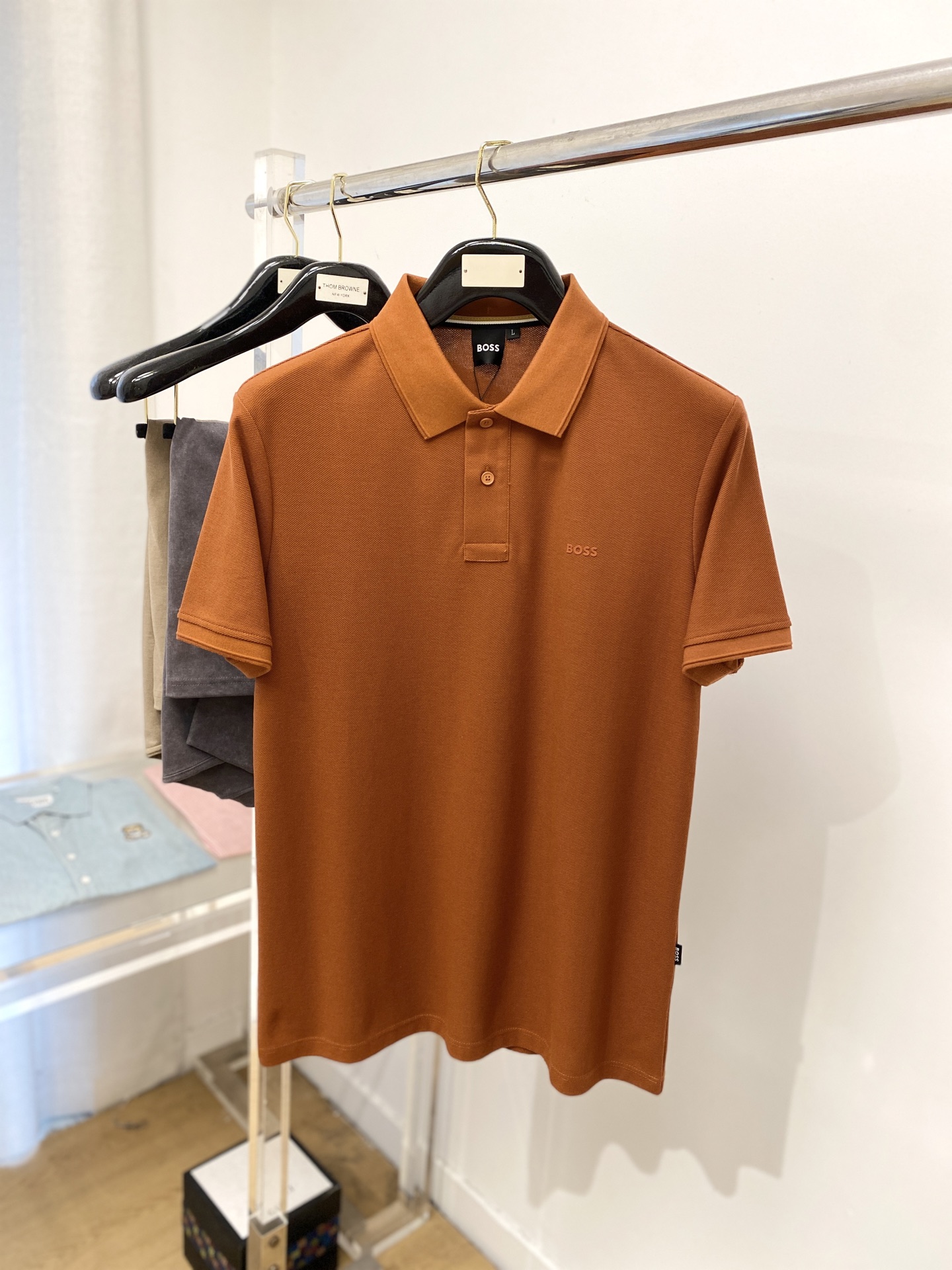 NO:415739,BOSS, 2025 new short-sleeved T-shirt, handsome and fashionable, top-grade printed letter logo on the chest, simple and versatile style. Fabric cotton is not only crisp, maintains the trendy silhouette, but also comfortable to wear, and the yarn is more delicate, the number M-3XL, T-shirt,tees, t-shirt,alexander wang19860909BOSS、2025新品短袖T恤,帅气时尚,胸前顶级印胶字母logo,简约百搭款.面料棉 不仅挺括,保持潮流的廓形,又穿着舒适,纱织更细腻,码数M-3XL,,T-shirt,tees，t-shirt,alexander wang,Men's clothing