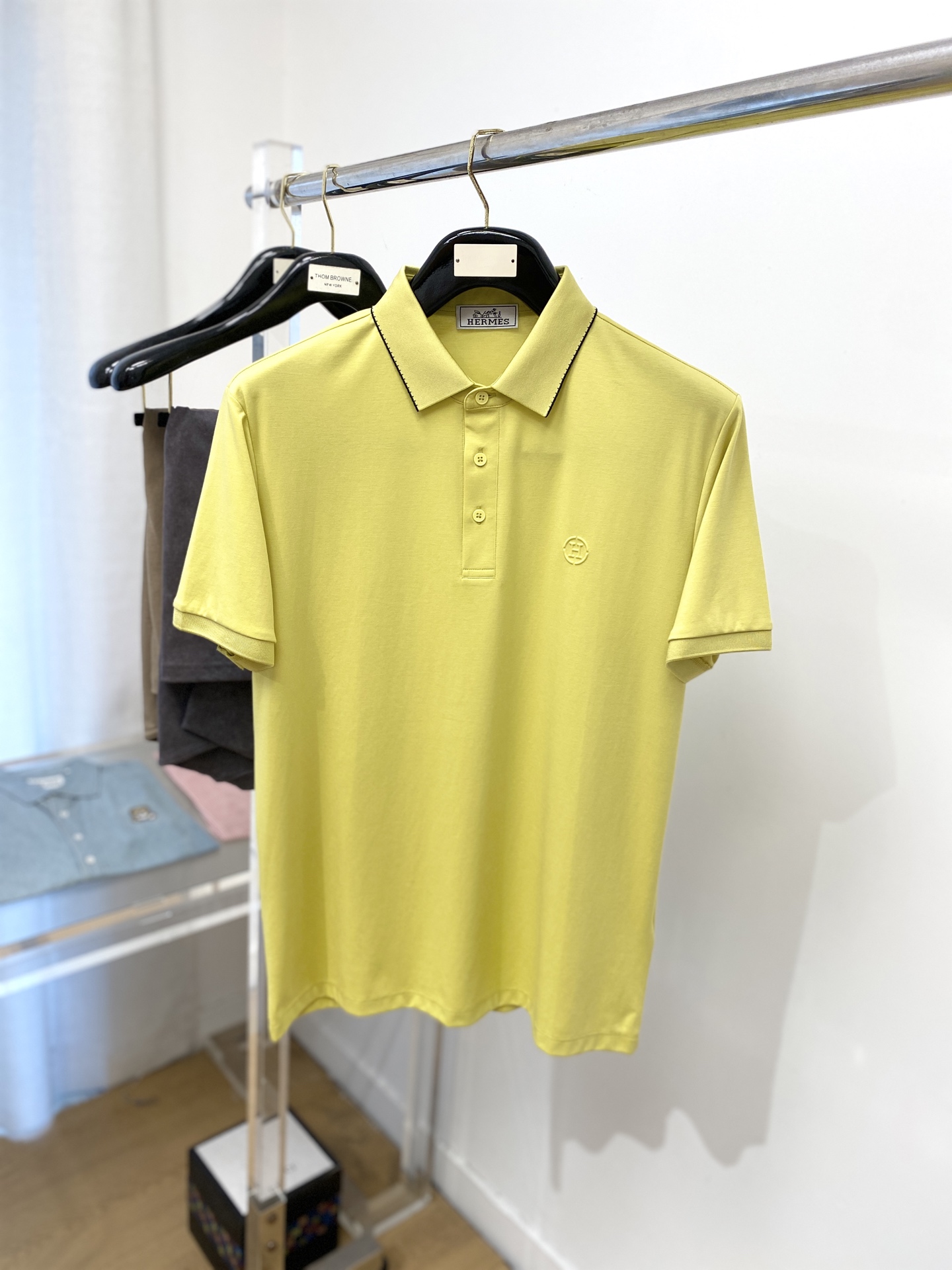 NO:415677,Hermes, 2025 new short-sleeved T-shirt, handsome and fashionable, chest design concave and convex letter logo, simple and versatile style. Fabric cotton is not only crisp, maintains a fashionable silhouette, but also comfortable to wear, and the yarn is more delicate, the number M-3XL, hermes, T-shirt,tees, t-shirt,alexander wang19860909爱马仕、2025新品短袖T恤,帅气时尚,胸前设计凹凸字母logo,简约百搭款.面料棉 不仅挺括,保持潮流的廓形,又穿着舒适,纱织更细腻,码数M-3XL,,hermes,T-shirt,tees，t-shirt,alexander wang,Men's clothing