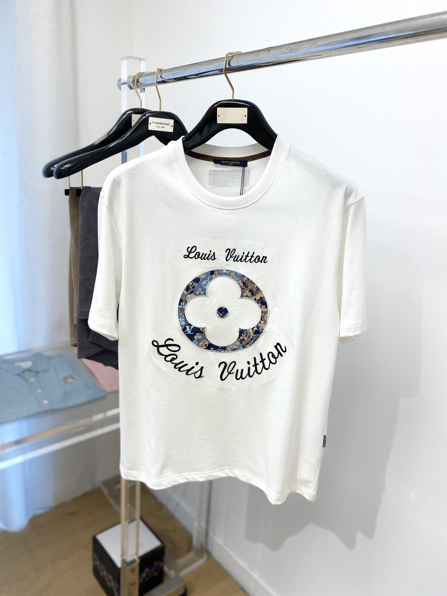 NO:415702,Louis Vuitton, 2025 new short-sleeved T-shirt, handsome and fashionable, exquisite embroidered pattern letter logo on the chest, simple and versatile style. Fabric cotton is not only crisp, maintains a fashionable silhouette, but also comfortable to wear, and the yarn is more delicate, the number M-3XL, louis vuitton, T-shirt,tees, t-shirt,alexander wang19860909路易威登、2025新品短袖T恤,帅气时尚,胸前精致刺绣图案字母logo,简约百搭款.面料棉 不仅挺括,保持潮流的廓形,又穿着舒适,纱织更细腻,码数M-3XL,,louis vuitton,T-shirt,tees，t-shirt,alexander wang,Men's clothing