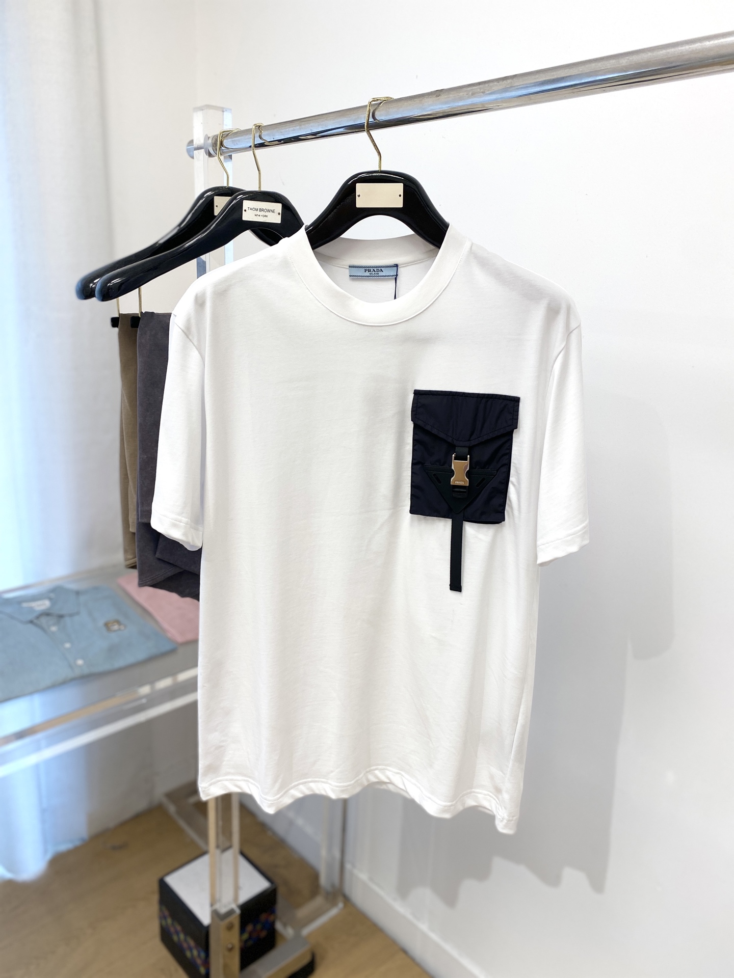 NO:415709,Prada, 2025 new short-sleeved T-shirt, handsome and fashionable, chest hardware decorative logo, simple and versatile style. Fabric cotton is not only crisp, maintains the trendy silhouette, but also comfortable to wear, and the yarn is more delicate, the number M-3XL, prada, T-shirt, tees, t-shirt, alexander wang19860909普拉达、2025新品短袖T恤,帅气时尚,胸前五金装饰logo,简约百搭款.面料棉 不仅挺括,保持潮流的廓形,又穿着舒适,纱织更细腻,码数M-3XL,,prada,T-shirt,tees，t-shirt,alexander wang,Men's clothing