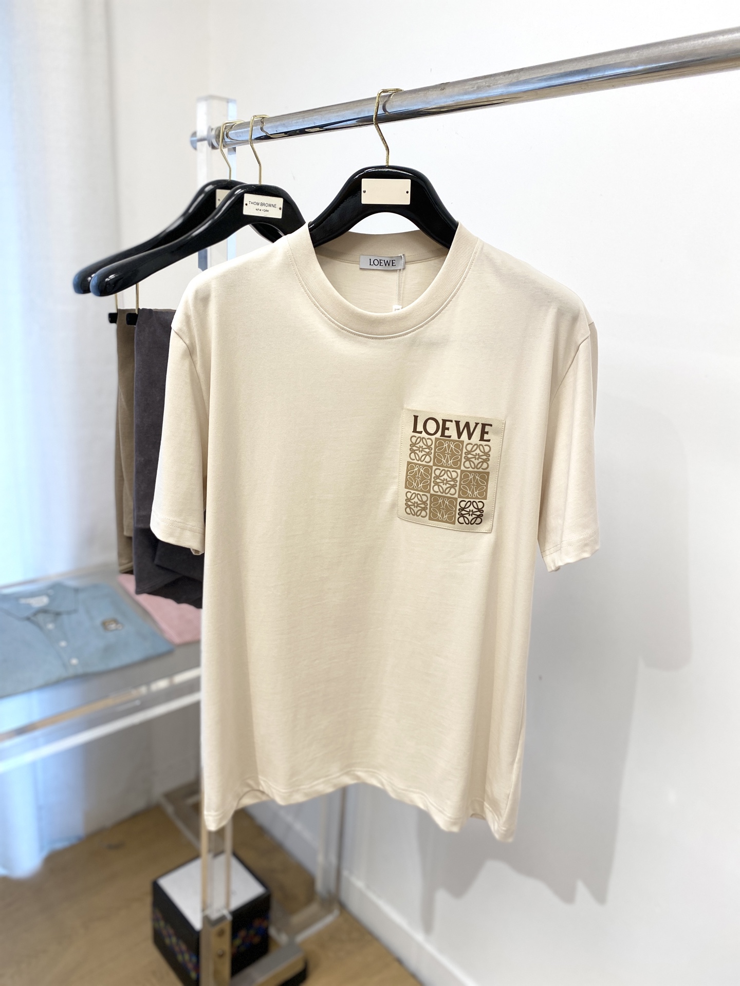 NO:415717,Luo Yiwei, 2025 new short-sleeved T-shirt, handsome and fashionable, embroidered webbing letter logo on the chest, simple and versatile style. The fabric cotton is not only crisp, maintains the trendy silhouette, but also comfortable to wear, and the yarn is more delicate, the number M-3XL, loewe, T-shirt, tees, t-shirt, alexander wang19860909罗意威、2025新品短袖T恤,帅气时尚,胸前刺绣织带字母logo,简约百搭款.面料棉 不仅挺括,保持潮流的廓形,又穿着舒适,纱织更细腻,码数M-3XL,,loewe,T-shirt,tees，t-shirt,alexander wang,Men's clothing