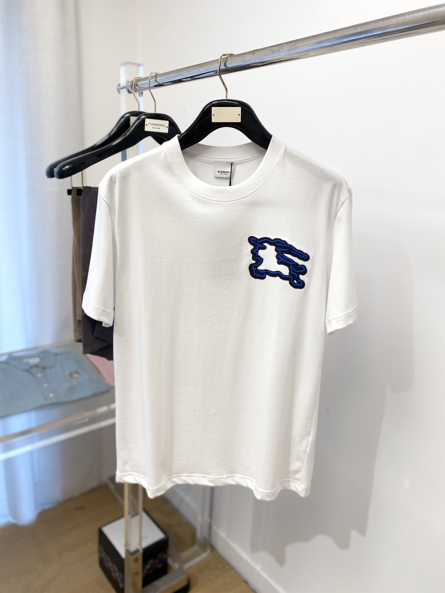 NO:415724,Burberry, 2025 new short-sleeved T-shirt, handsome and fashionable, exquisite embroidered pattern logo on the chest, simple and versatile style. Fabric cotton is not only crisp, maintains a fashionable silhouette, but also comfortable to wear, and the yarn is more delicate, the number M-3XL, burberry, T-shirt, tees, t-shirt, alexander wang19860909巴宝莉、2025新品短袖T恤,帅气时尚,胸前精致刺绣图案logo,简约百搭款.面料棉 不仅挺括,保持潮流的廓形,又穿着舒适,纱织更细腻,码数M-3XL,,burberry,T-shirt,tees，t-shirt,alexander wang,Men's clothing