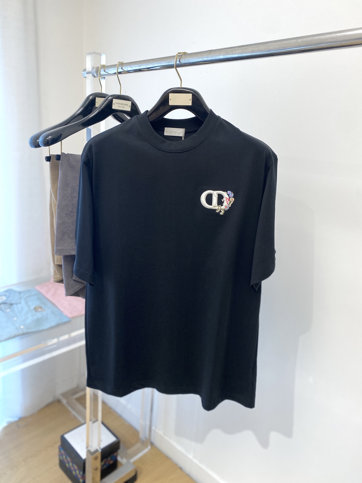 NO:414611,Dior, 2025 new short-sleeved T-shirt, handsome and fashionable, exquisite embroidered pattern letter logo on the chest, simple and versatile style. Fabric cotton is not only crisp, maintains a fashionable silhouette, but also comfortable to wear, and the yarn is more delicate, and the number of codes M- XXL,,dior,T-shirt,tees,t-shirt,alexander wang19860909迪奥、2025新品短袖T恤,帅气时尚,胸前精致刺绣图案字母logo,简约百搭款.面料棉 不仅挺括,保持潮流的廓形,又穿着舒适,纱织更细腻,码数M- XXL,,dior,T-shirt,tees，t-shirt,alexander wang,Men's clothing